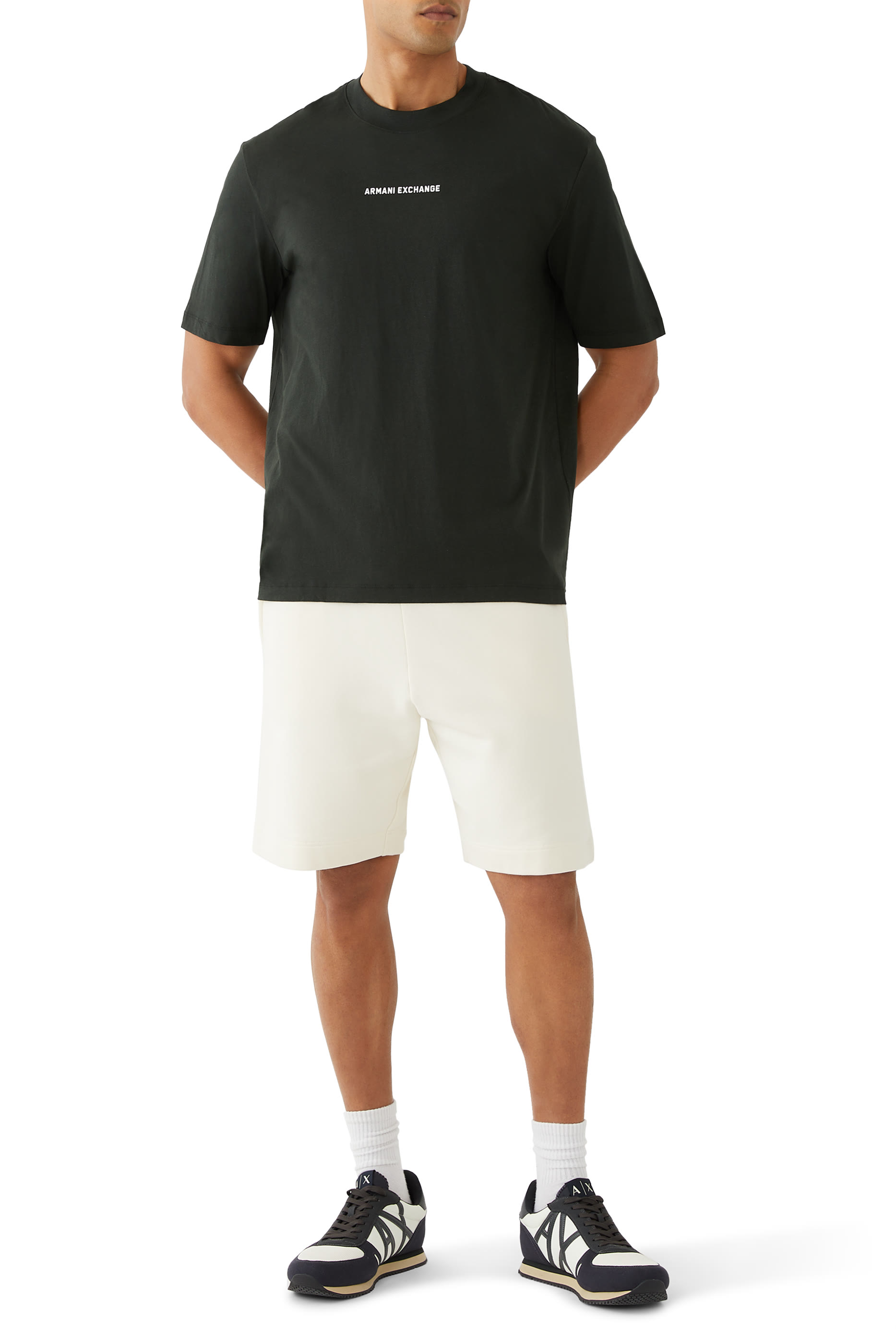 تيشيرت بطبعة شعار الماركة في الخلف والأمام