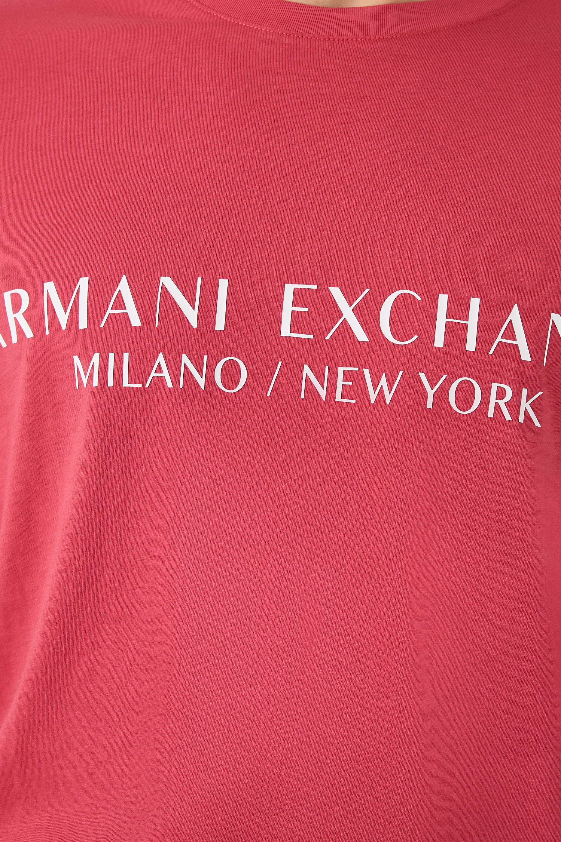 تيشيرت بشعار الماركة بقصة عادية