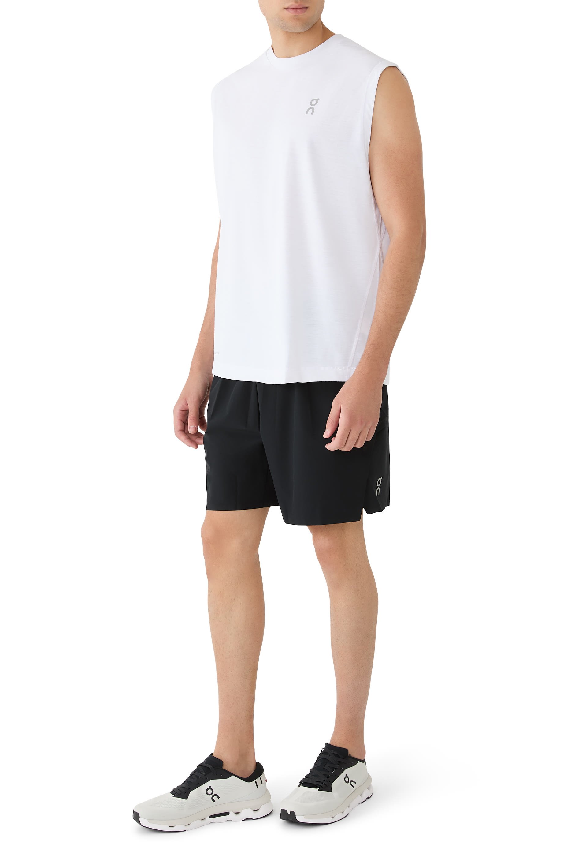 بلوزة رياضية بلا أكمام بشعار الماركة