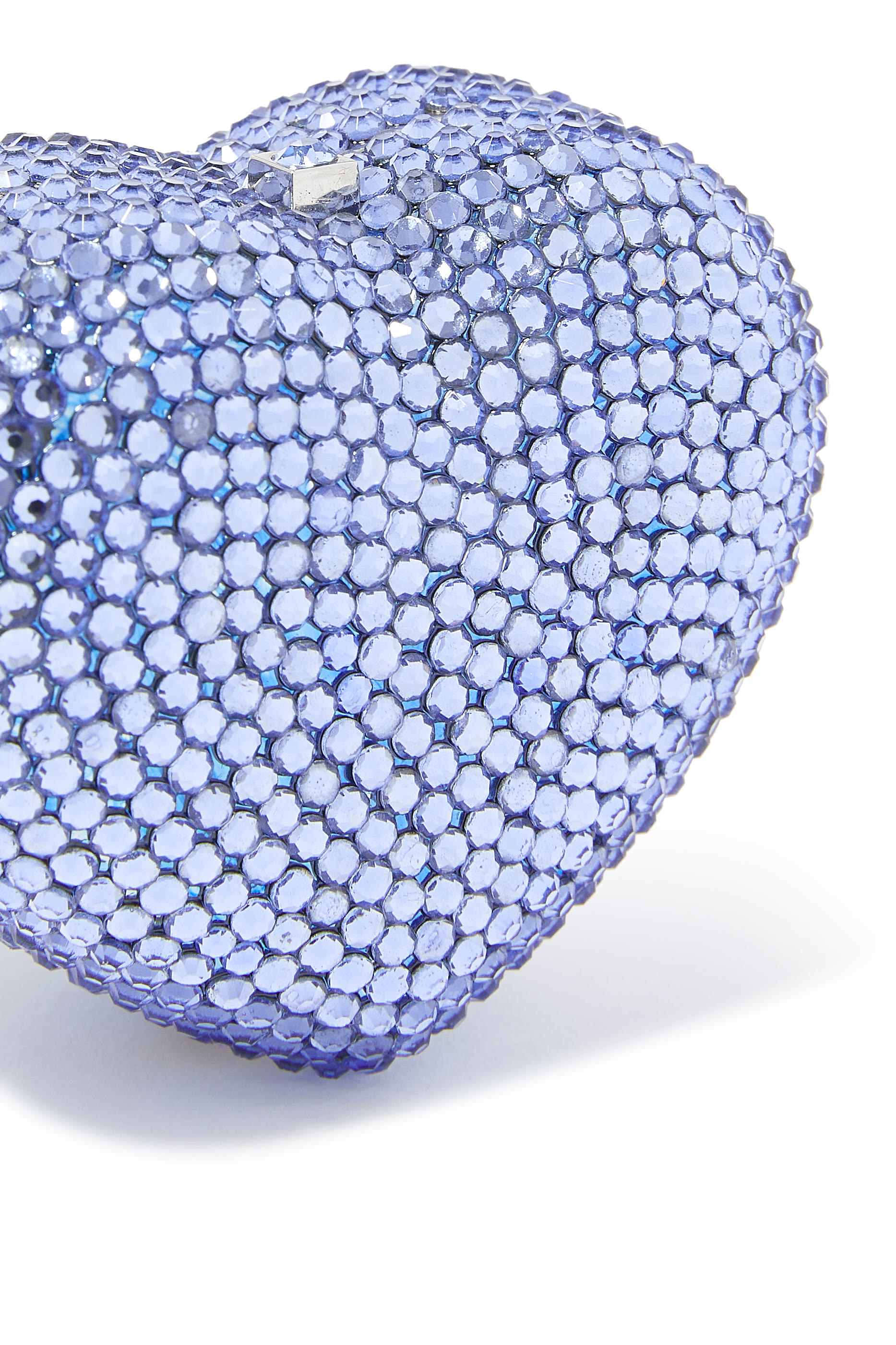 علبة حبوب دواء صغيرة بتصميم قلب