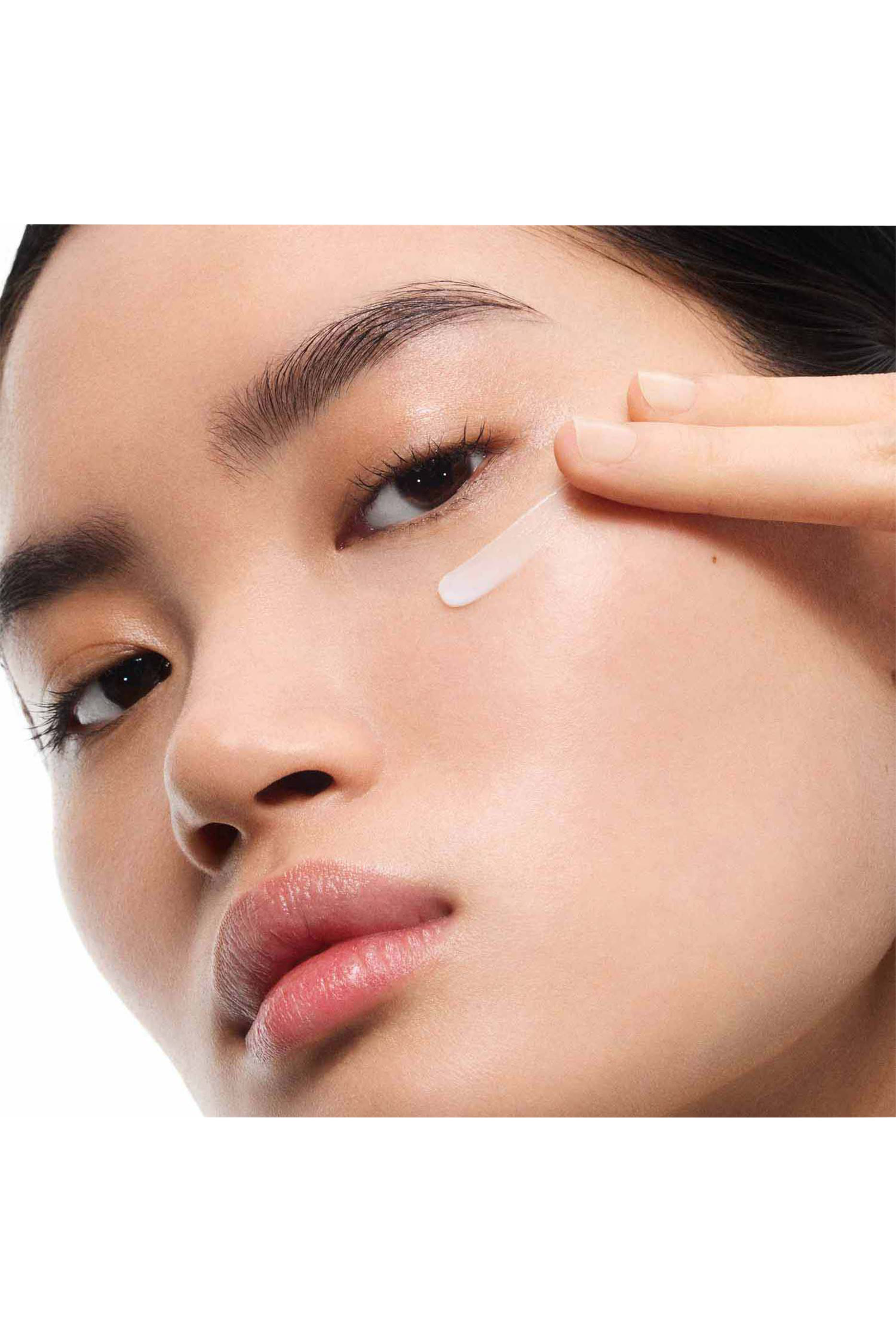 كريم بيور شوتس لإستعادة حيوية المنطقة المحيطة بالعين