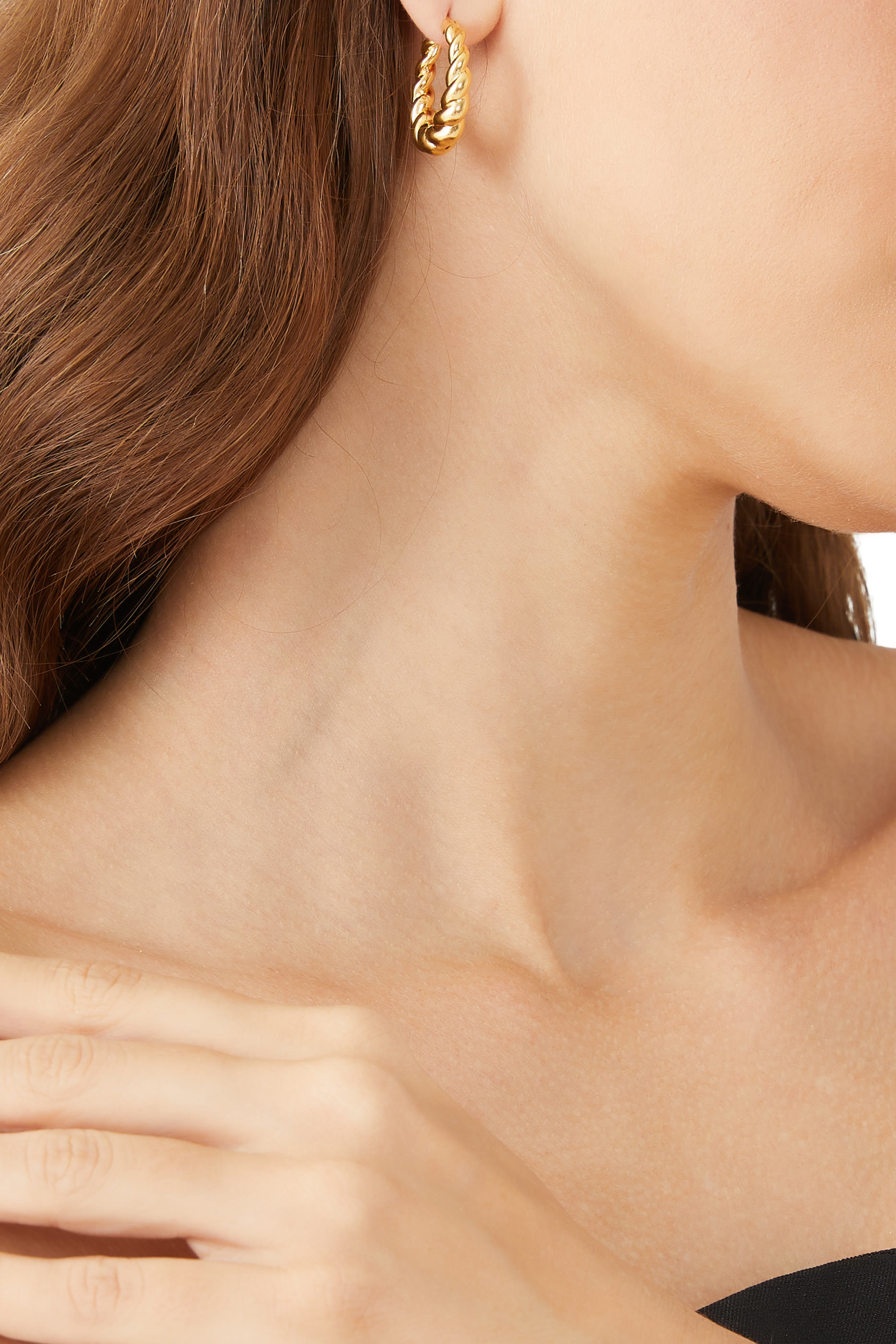 أقراط تيدال دائرية متوسطة بتصميم ملفوف، نحاس مطلي بذهب عيار 18 معاد تدويره