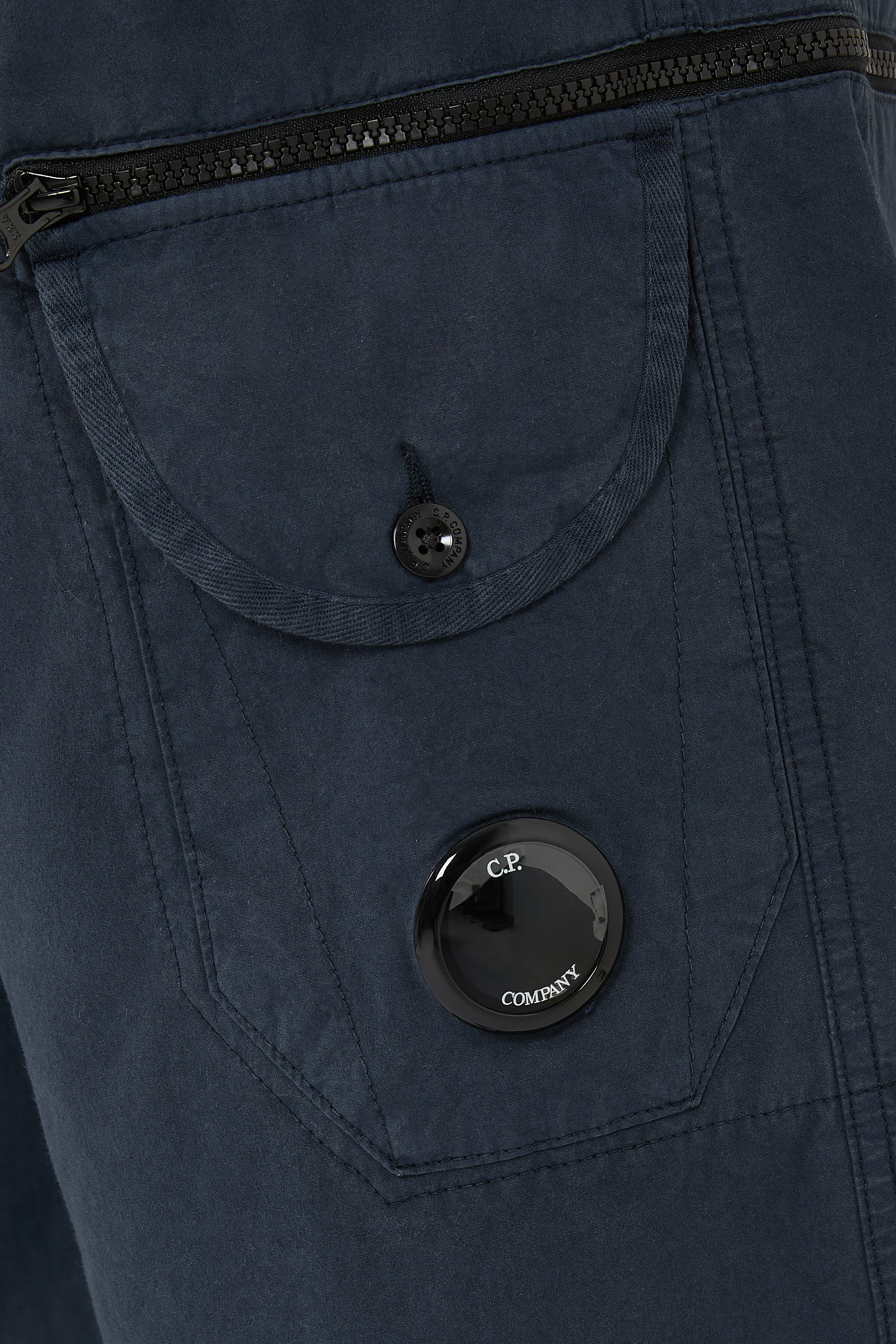 بنطال كارجو ميكروريبس بقصة مربعة وحلية بتصميم عدسة