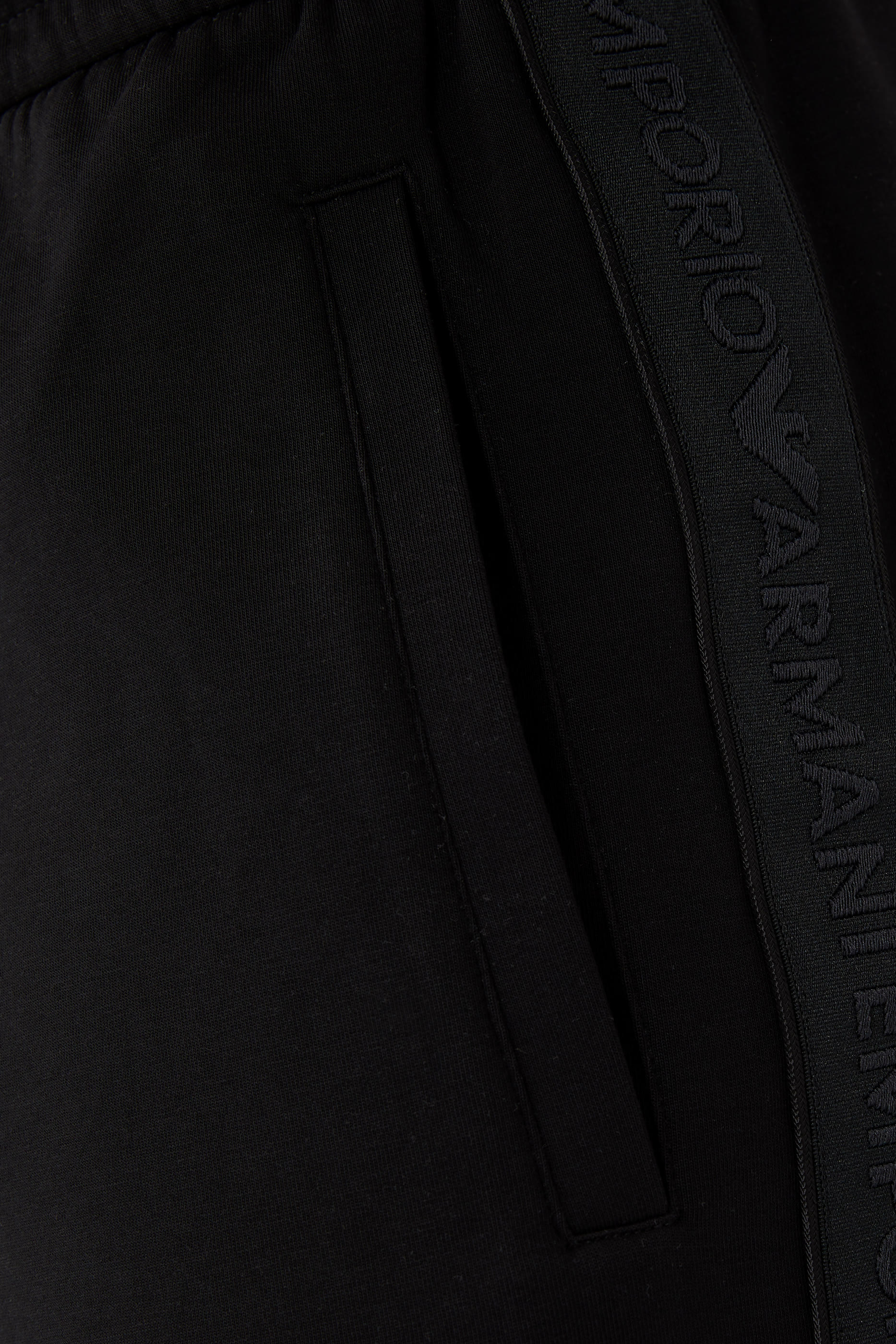 شورت رياضي بشريط شعار الماركة