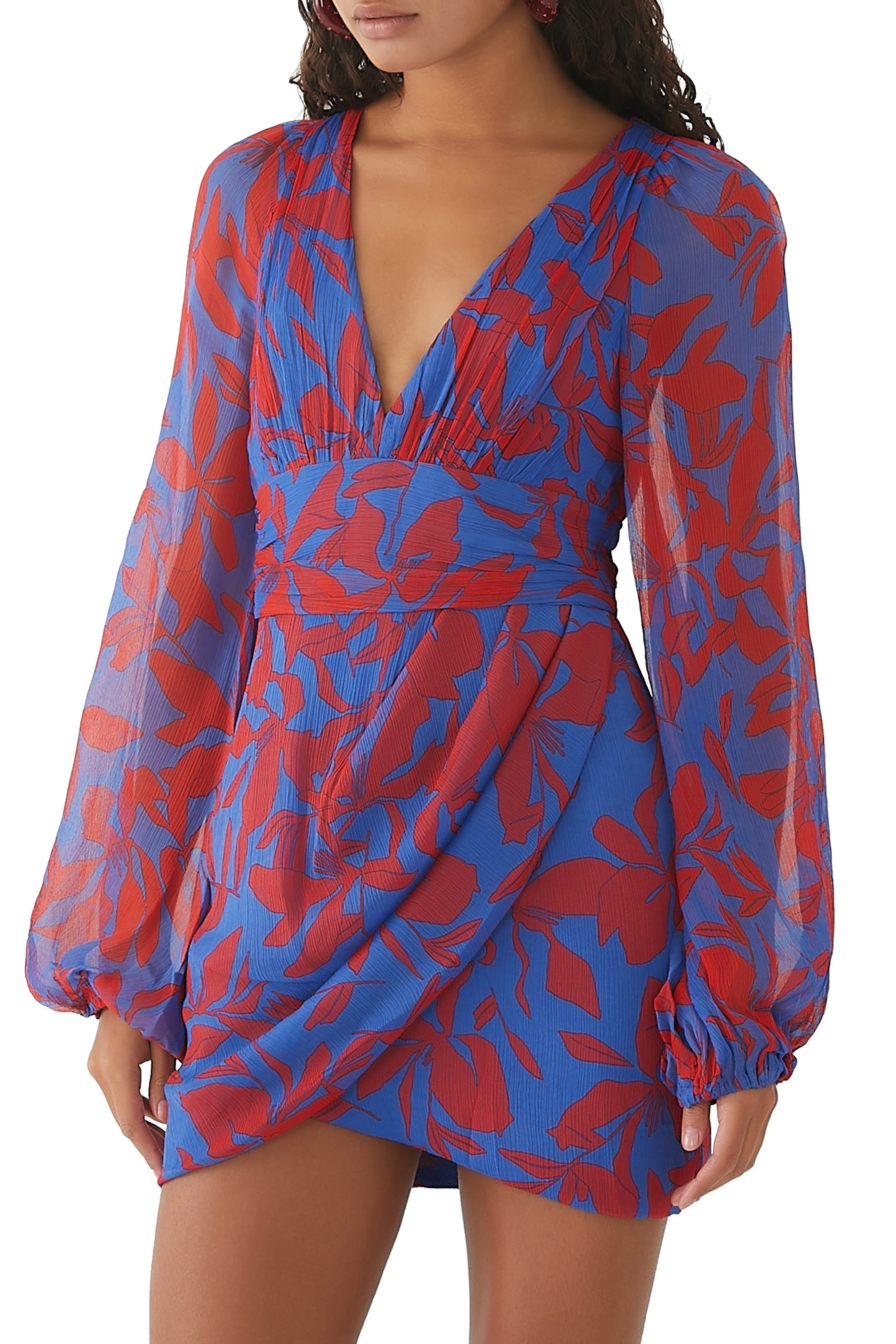 فستان قصير بياقة عميقة وطبعة زهور