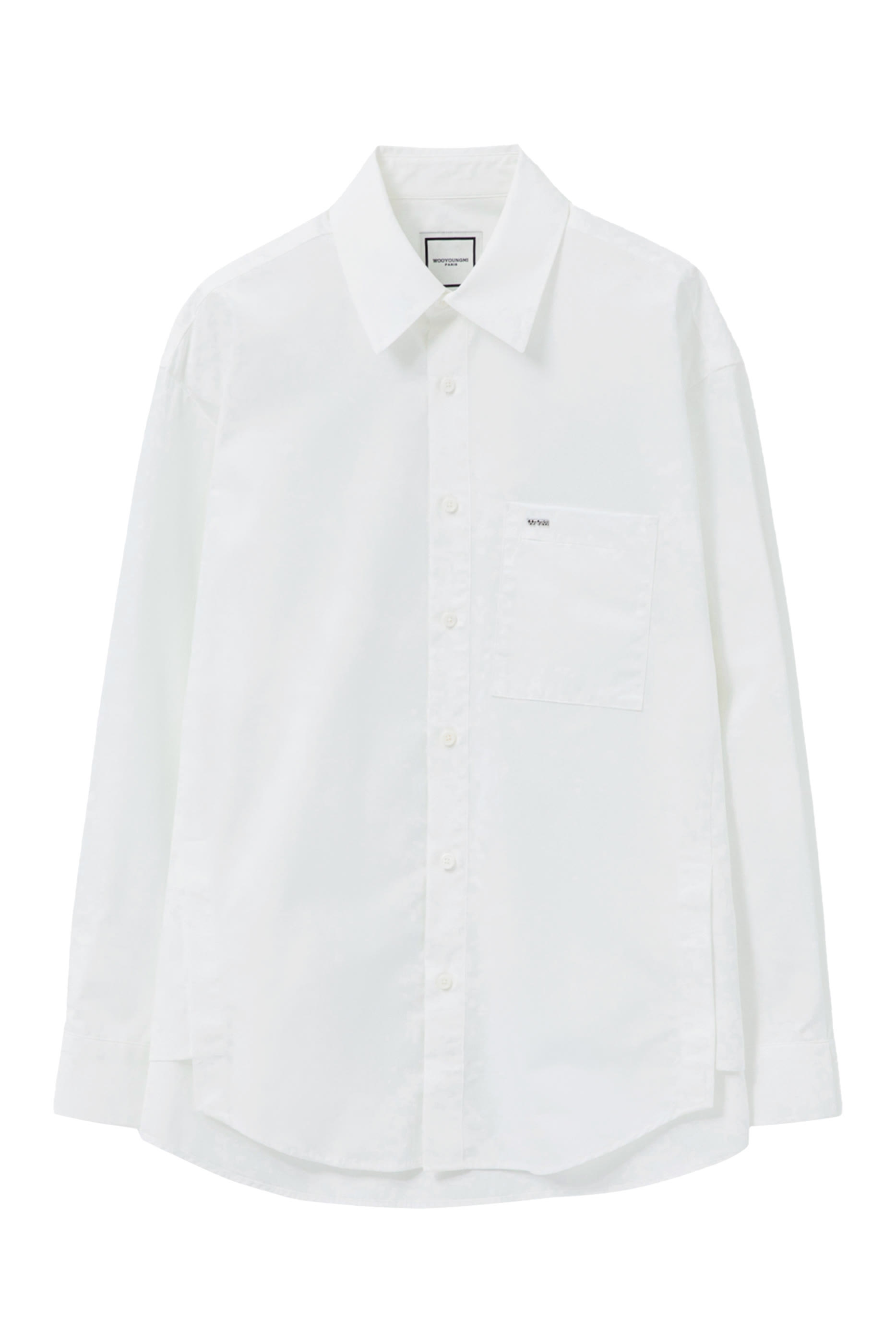 قميص بشعار الماركة على الظهر