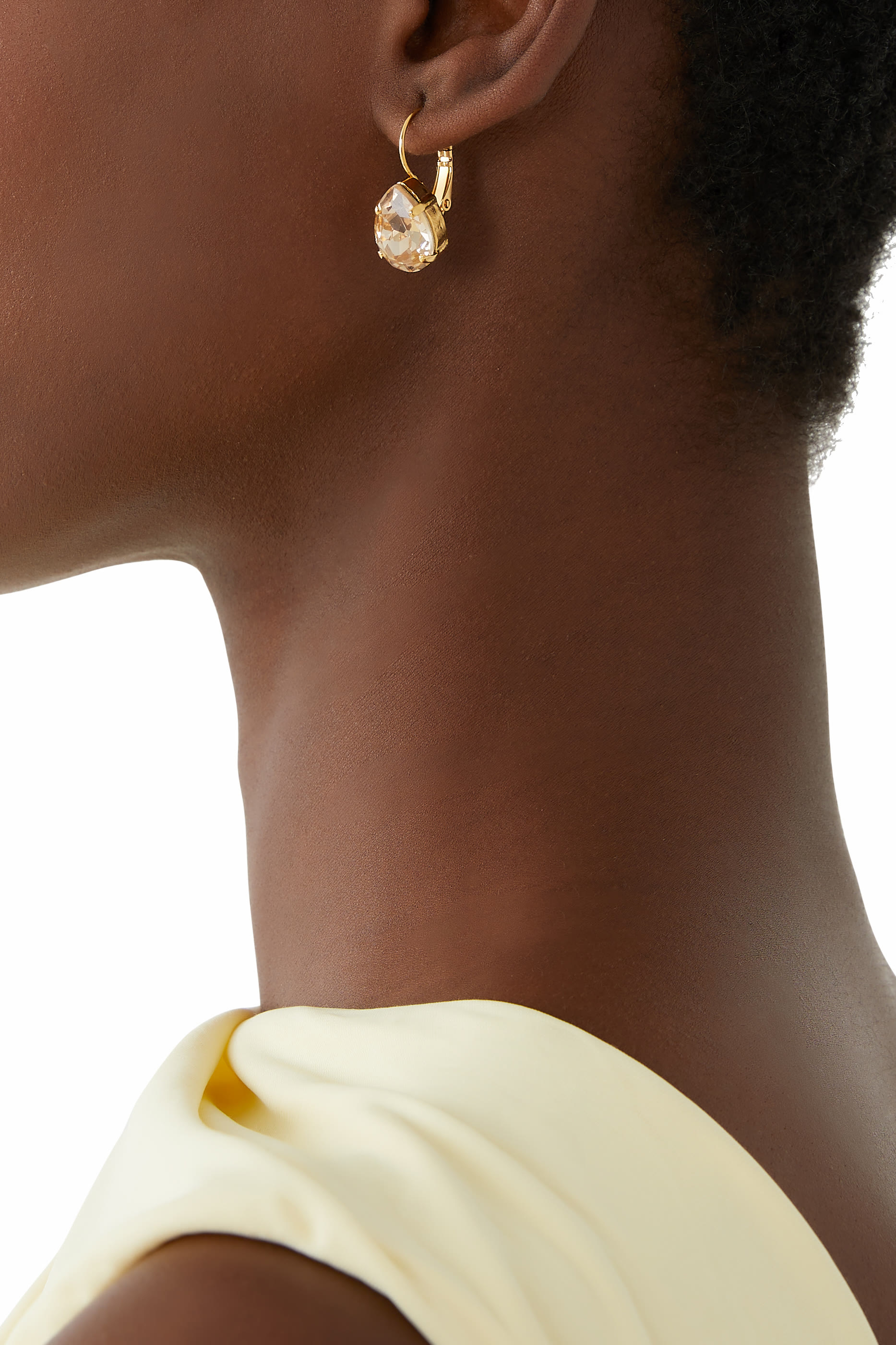 أقراط صغيرة متدلية