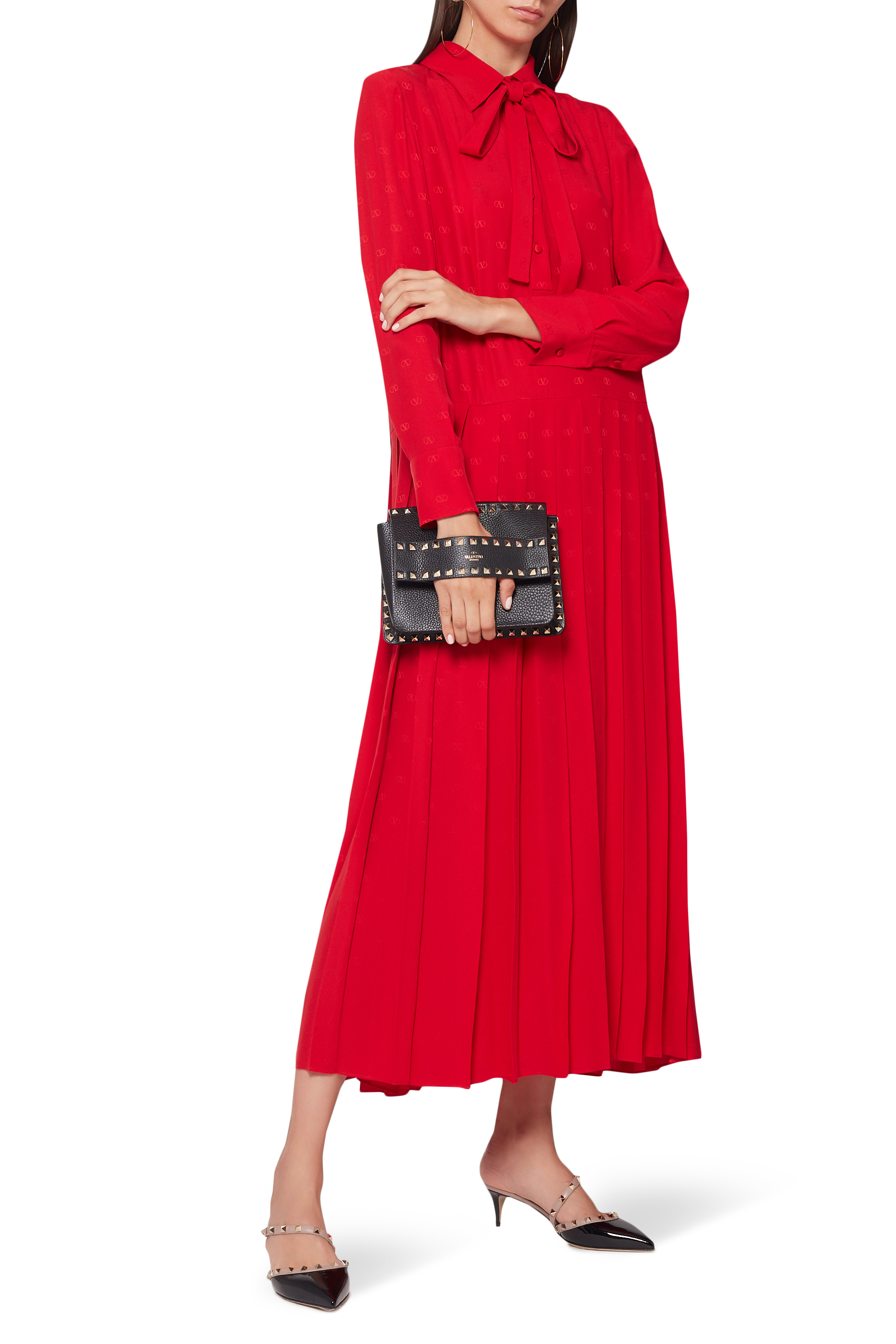 حقيبة كتف مزينة بالكامل بحلي هرمية مطلية بالبلاتين