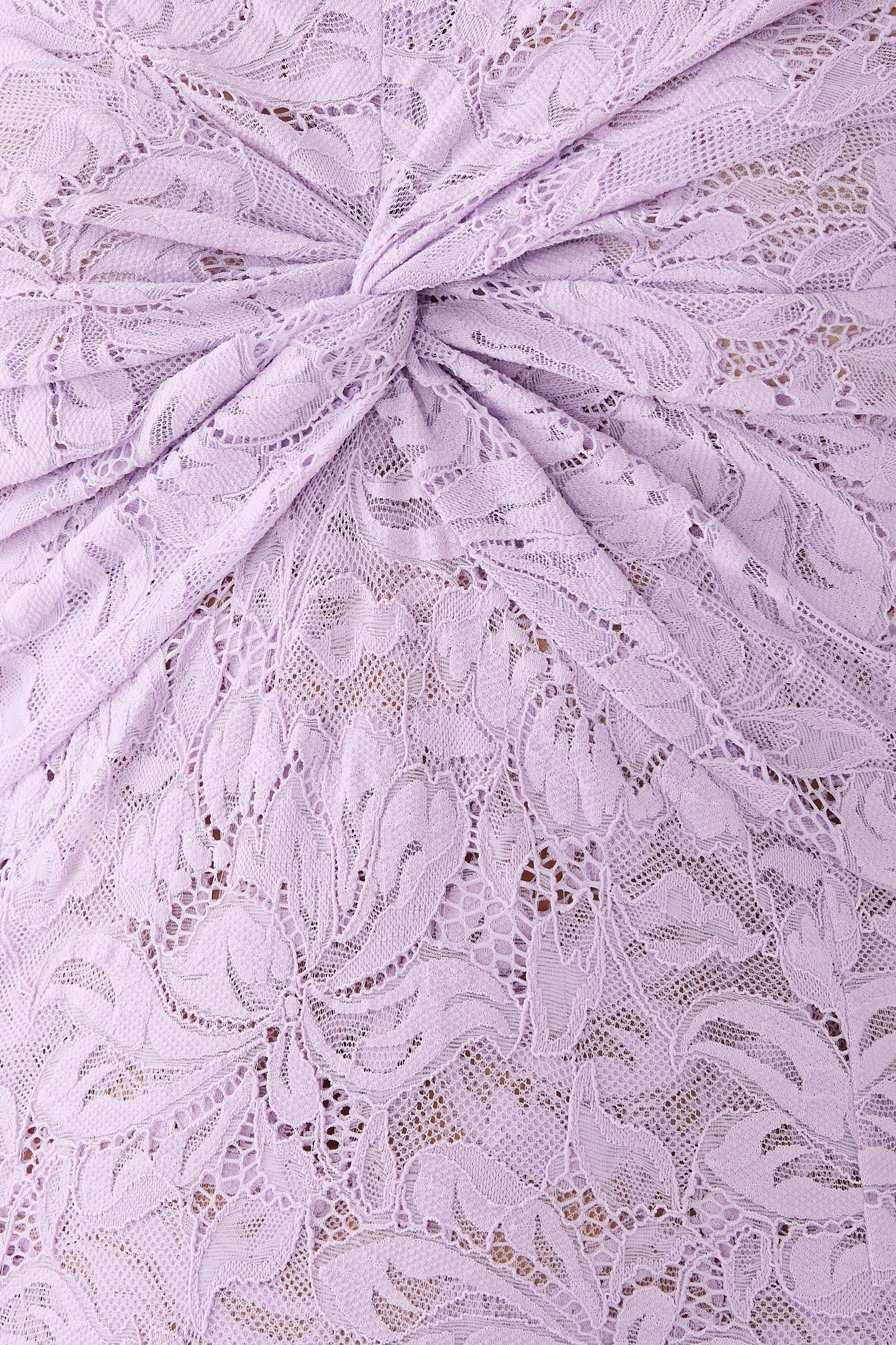 فستان طويل بأكتاف مكشوفة دانتيل