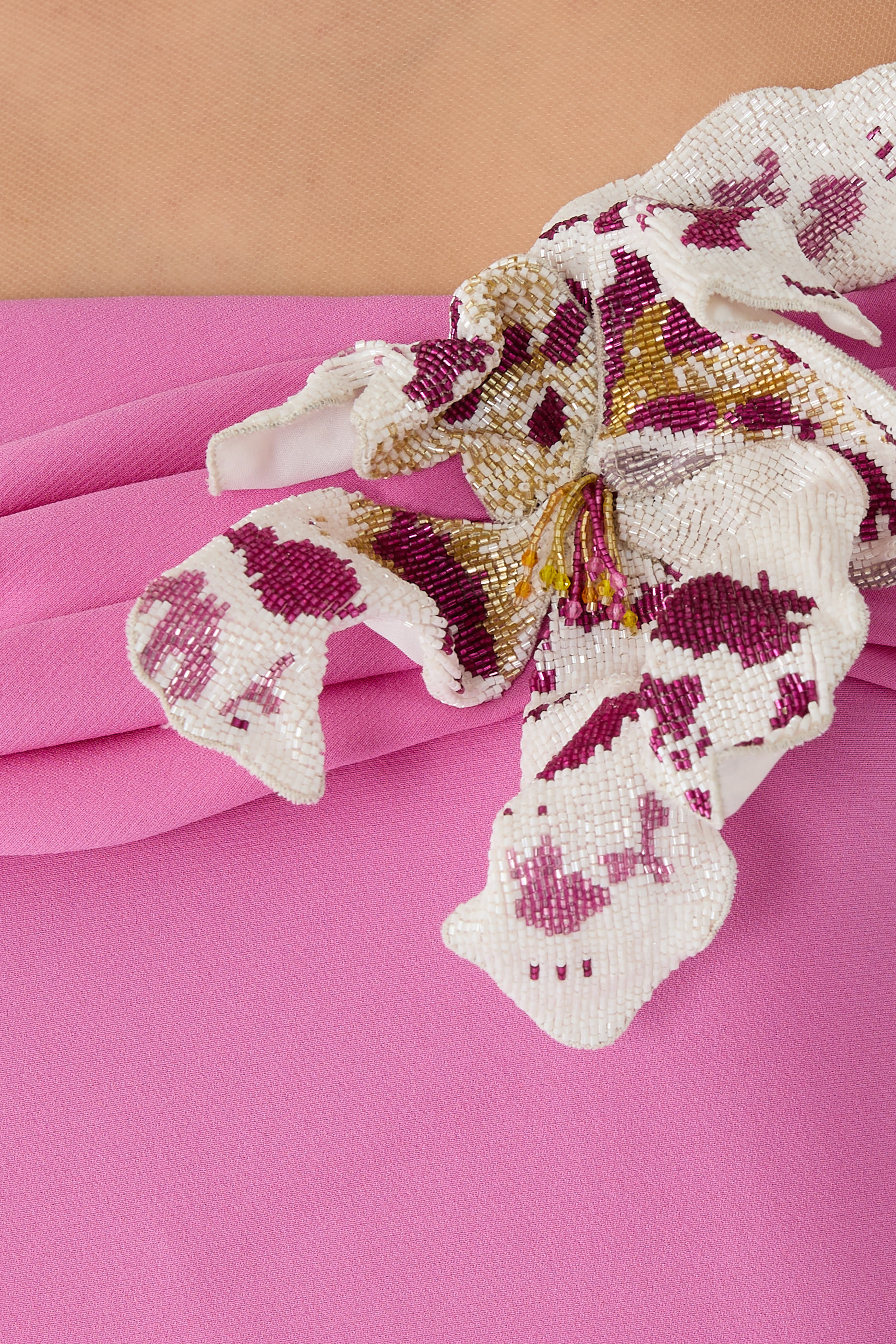 فستان بأكتاف متساقطة ونقشة أوركيد بألوان ماء