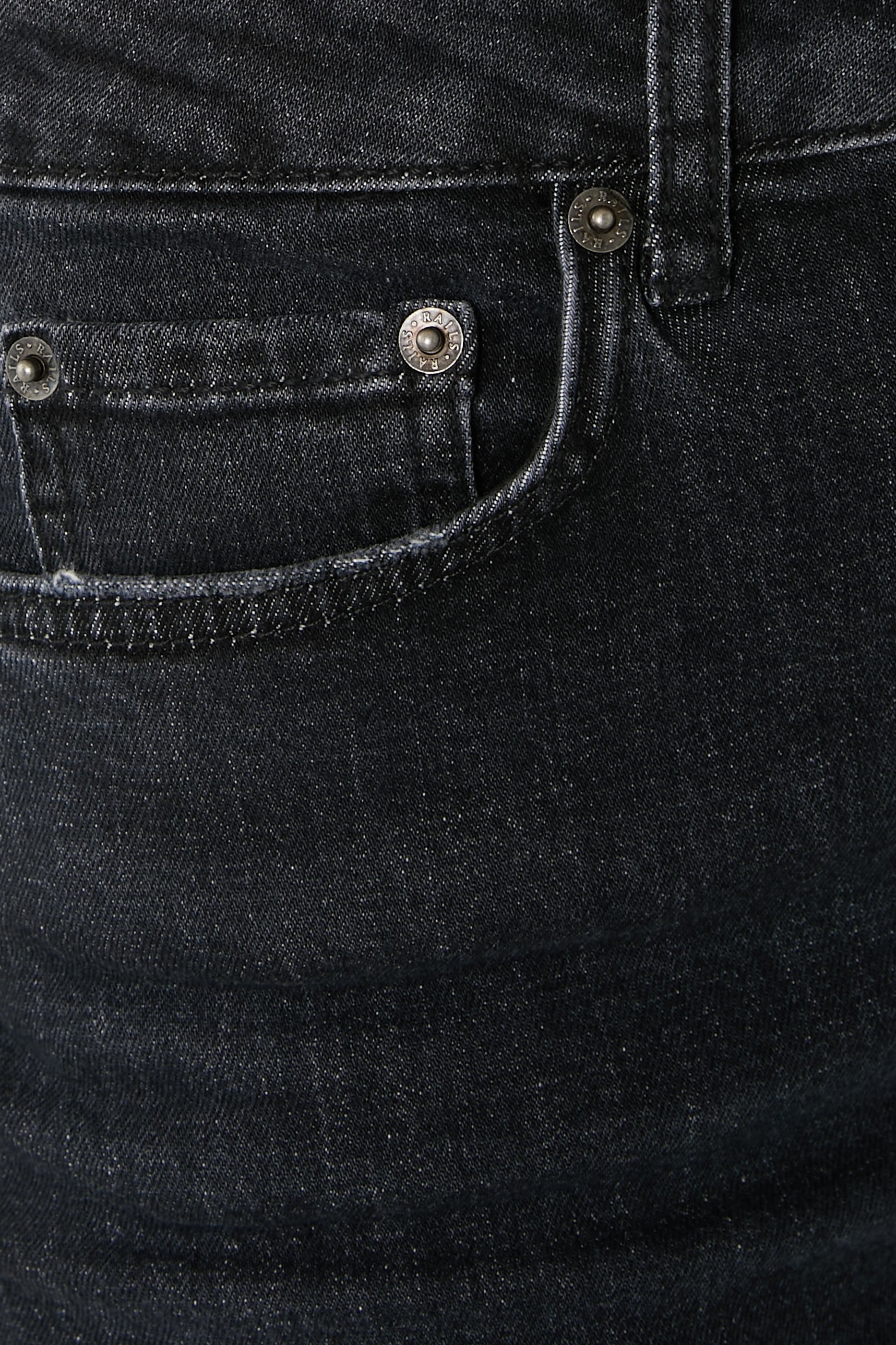 بنطال جينز صن ست قصير بقصة ضيقة وحافة واسعة