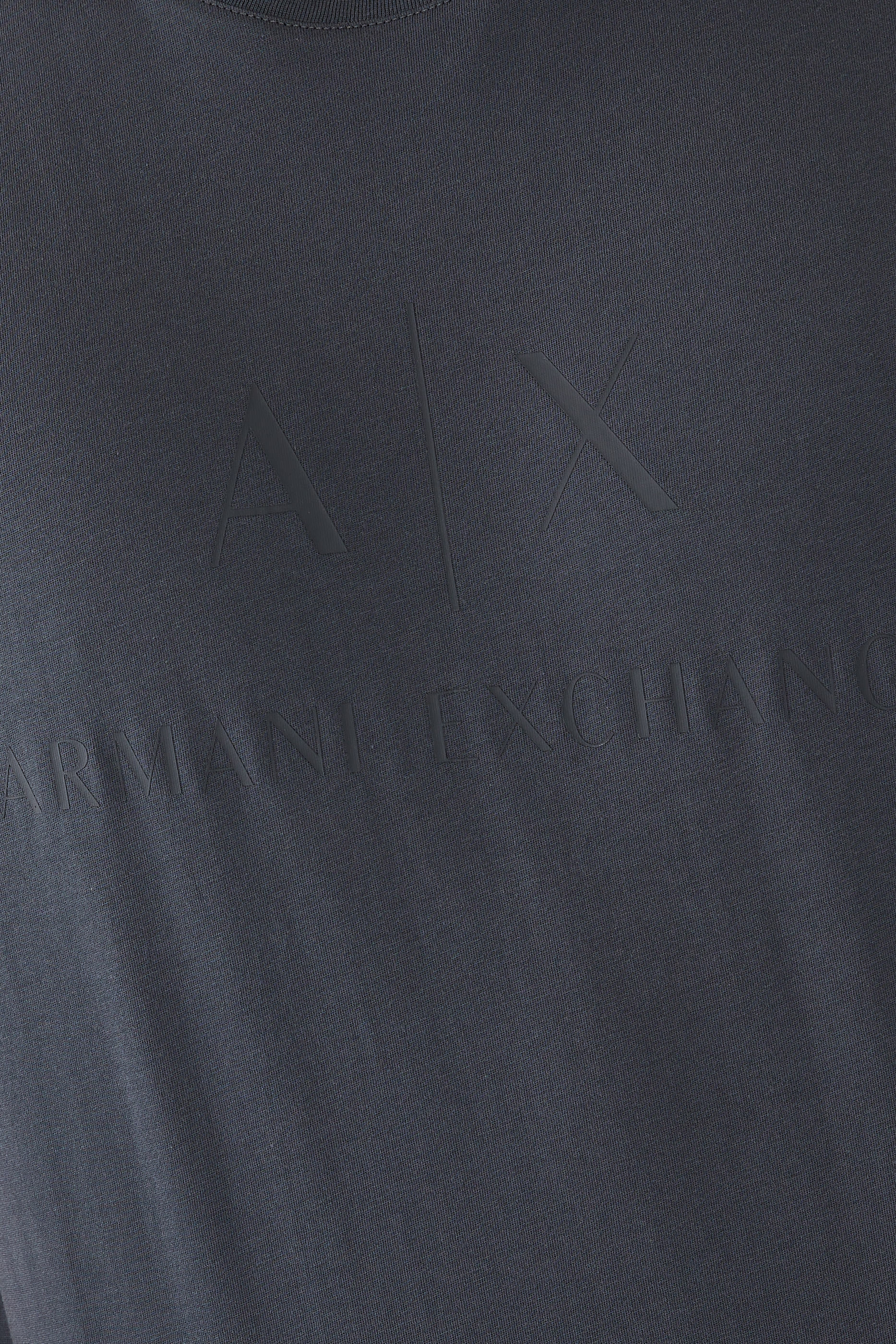 تيشيرت بشعار الماركة بقصة ضيقة جرسيه