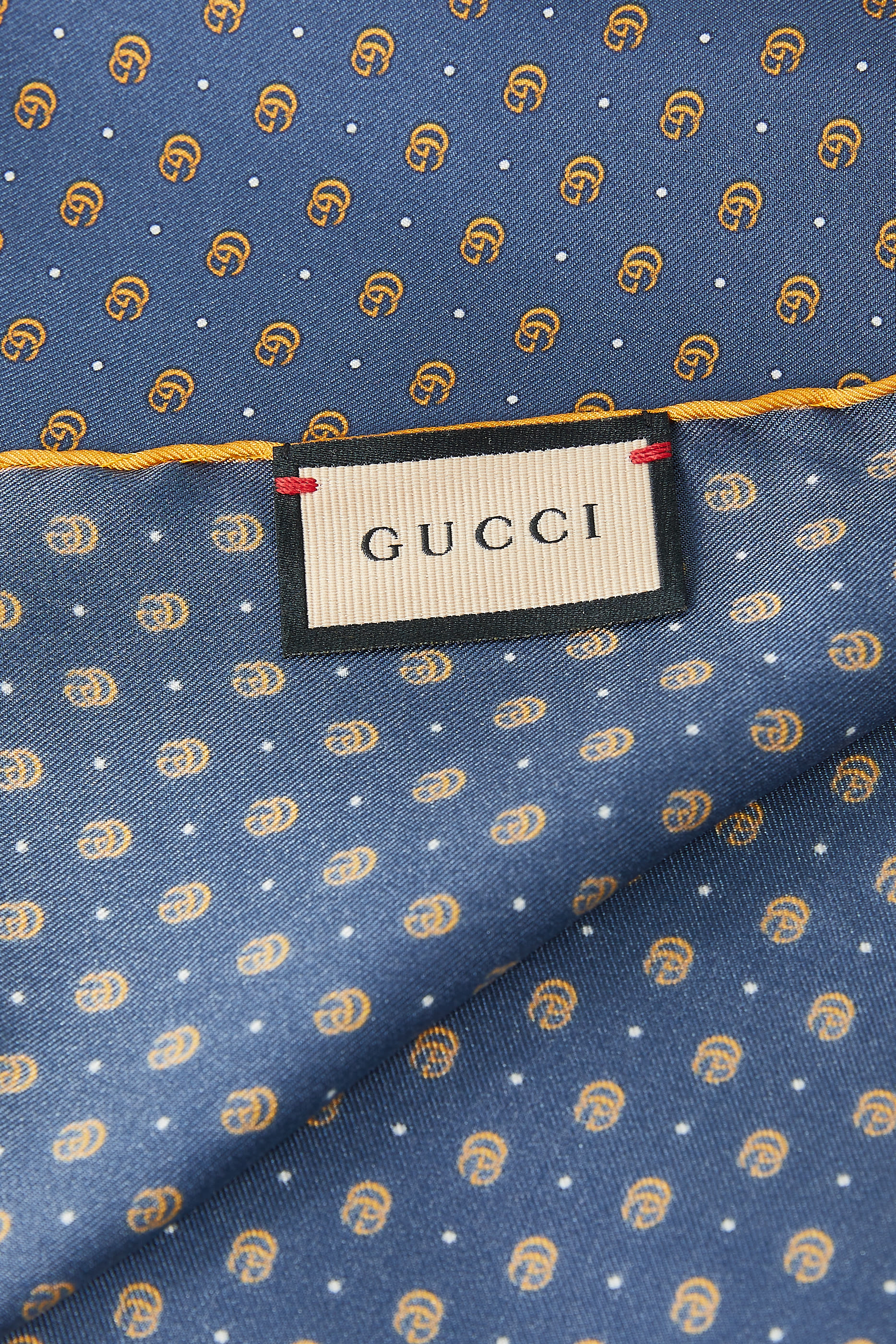 منديل جيب بنقشة منقطة وشعار GG