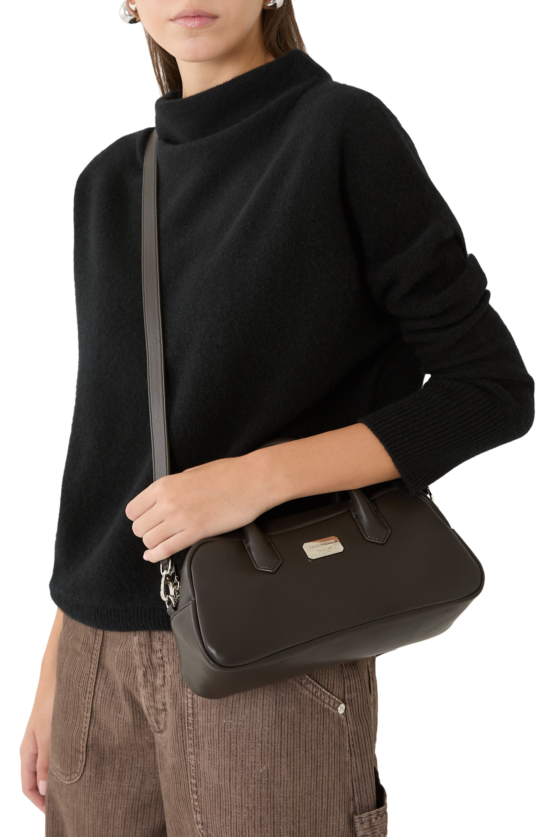 حقيبة يد بشعار الماركة جلد