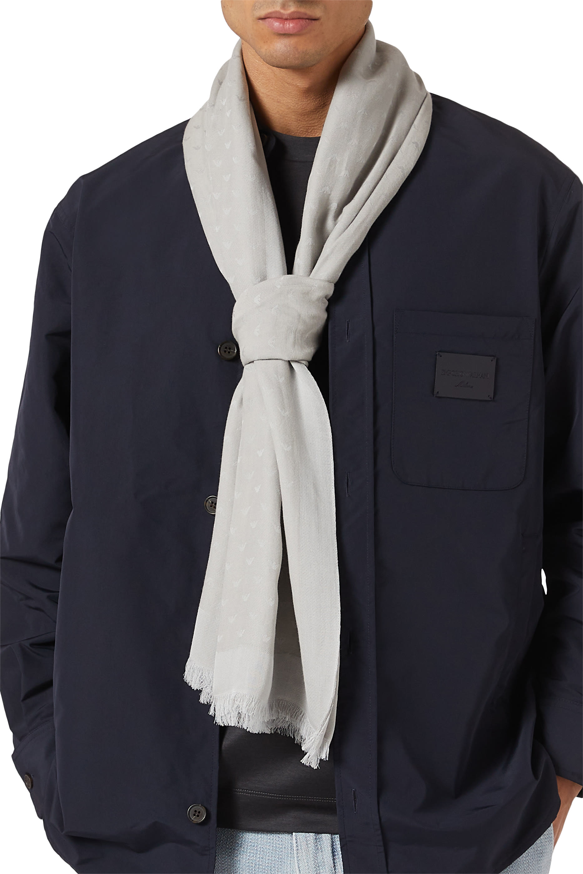 وشاح مزين كليا بشعار الماركة