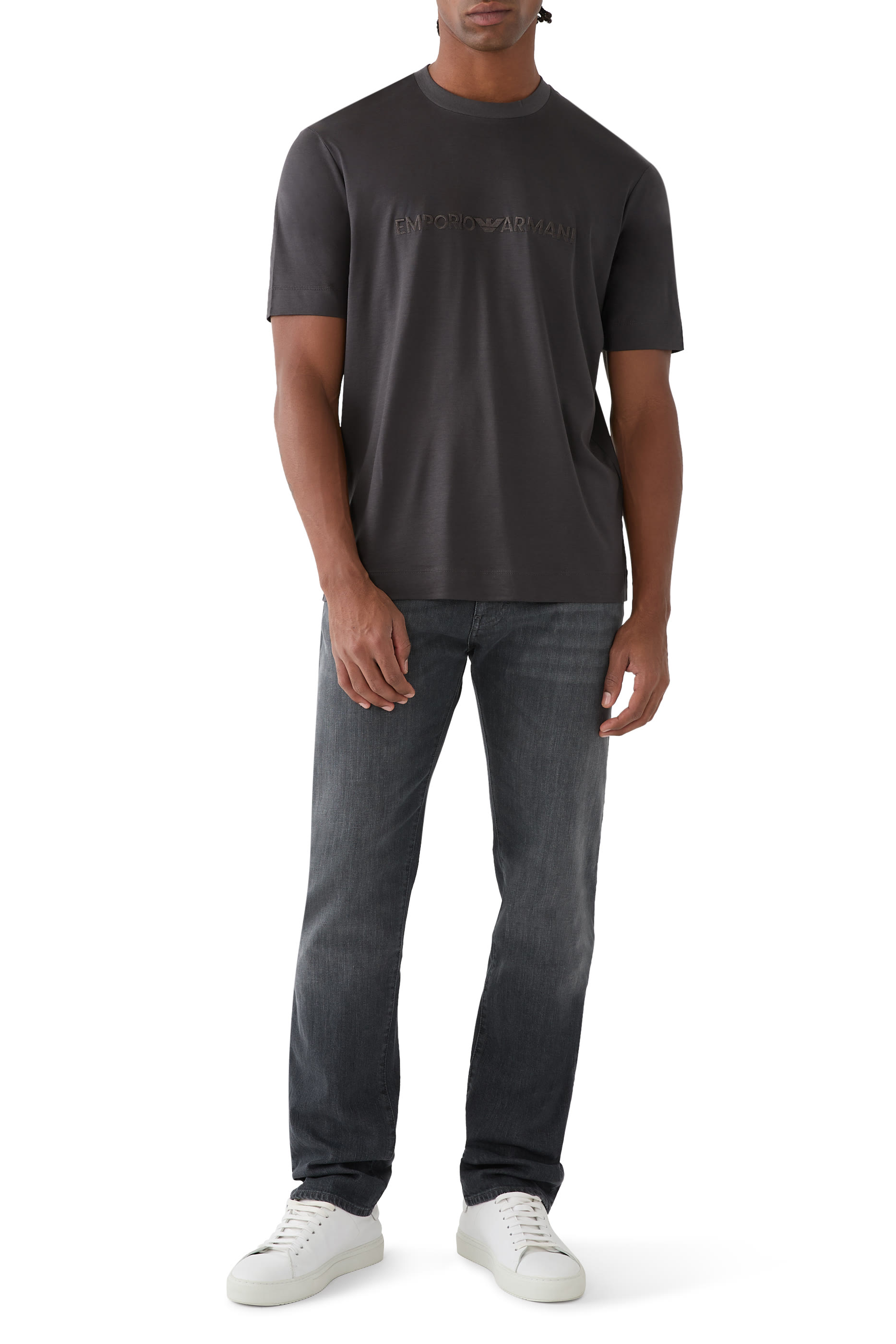 تيشيرت بأكمام قصيرة وشعار الماركة