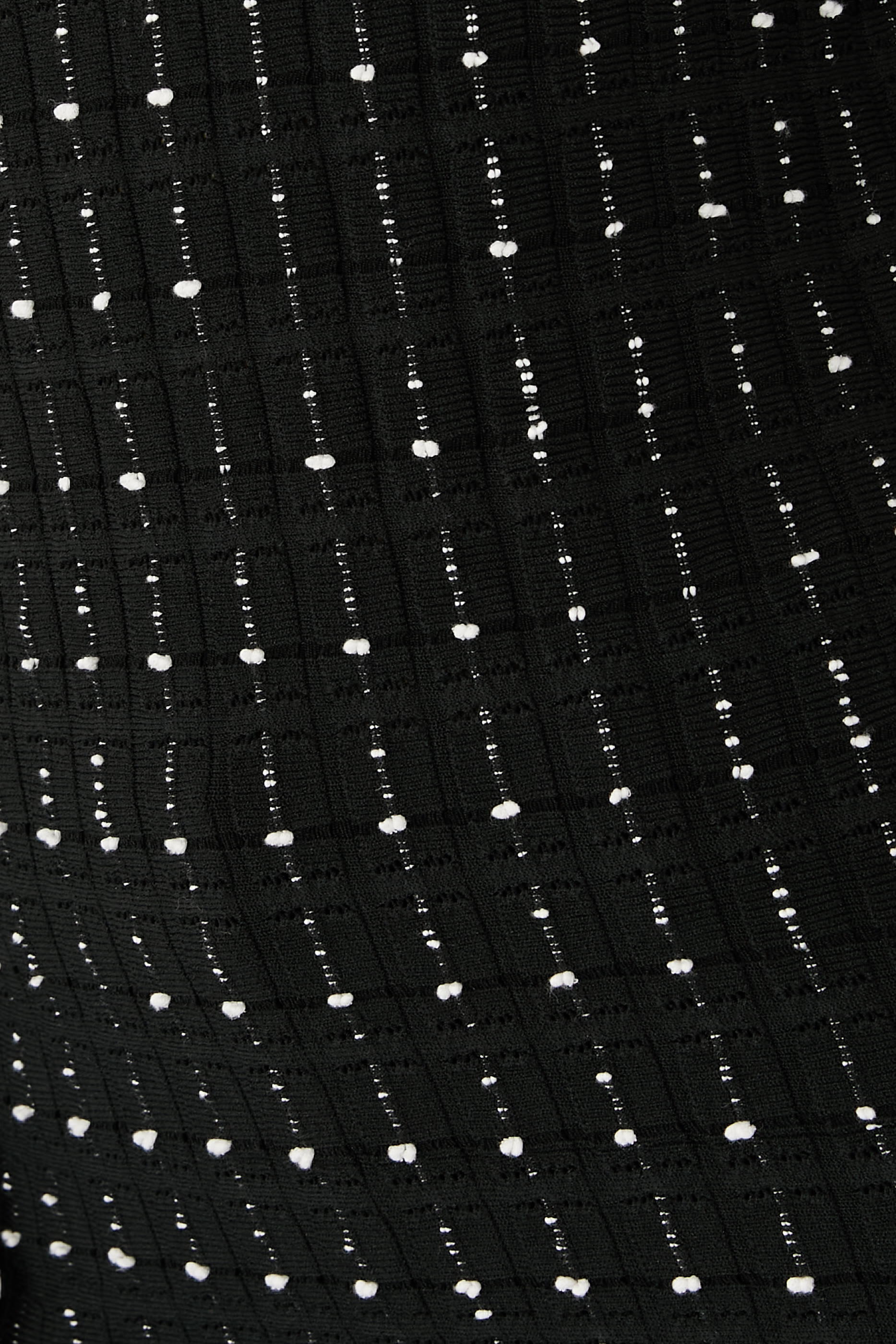 بلوزة بياقة ضيقة وخطوط متقطعة