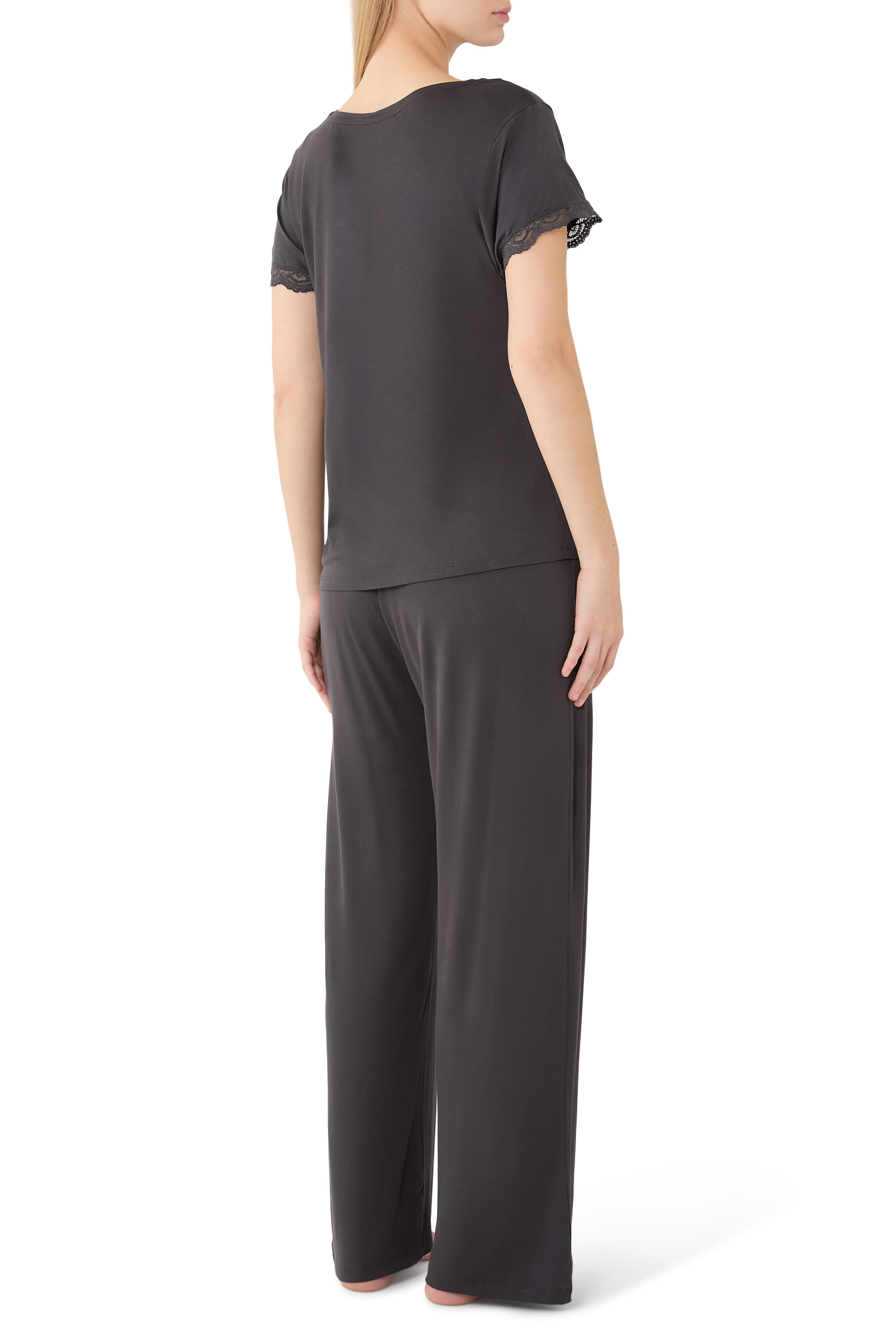 طقم بيجامة بياقة عميقة وحواف دانتيل