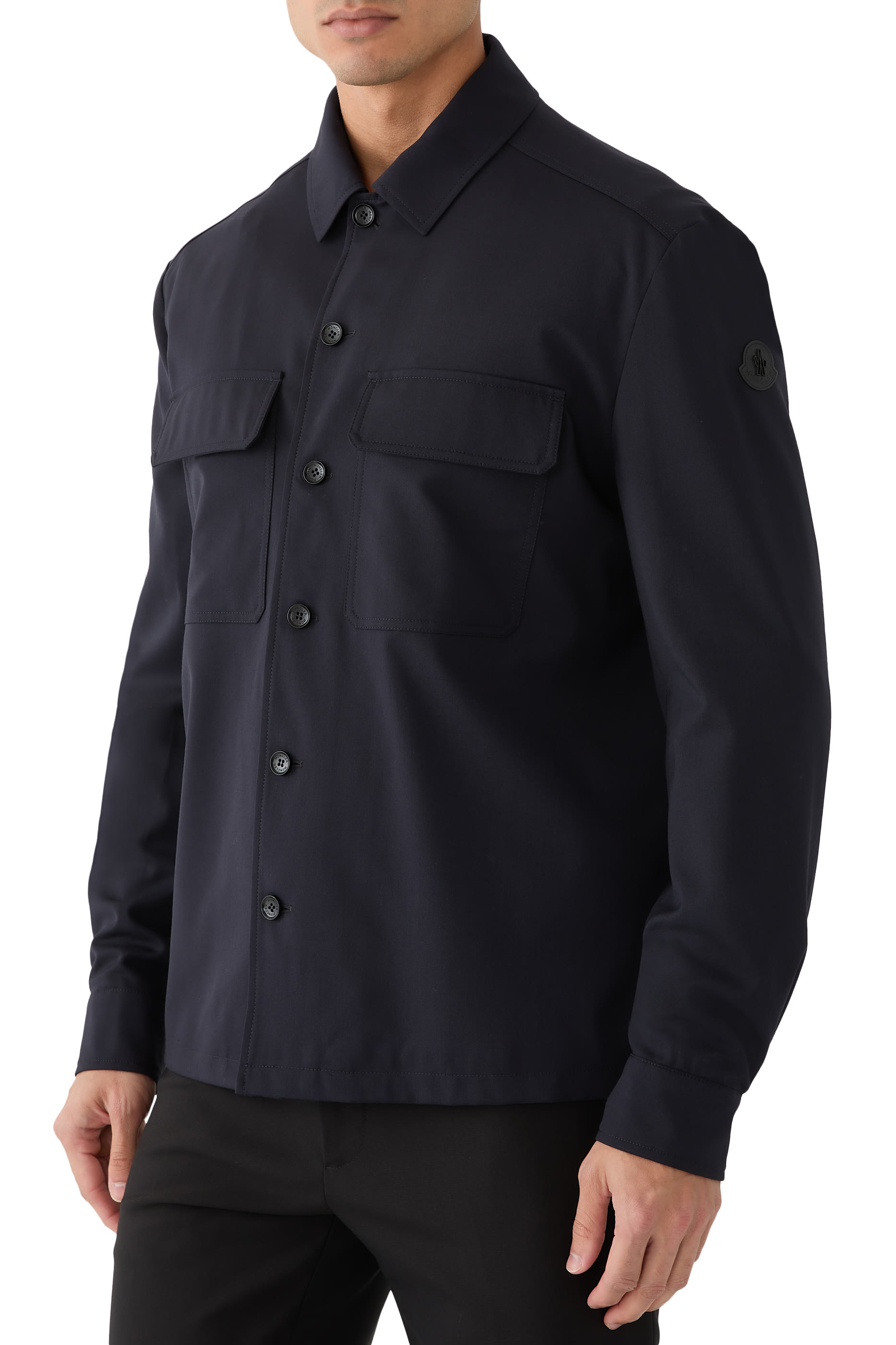 قميص بأكمام طويلة