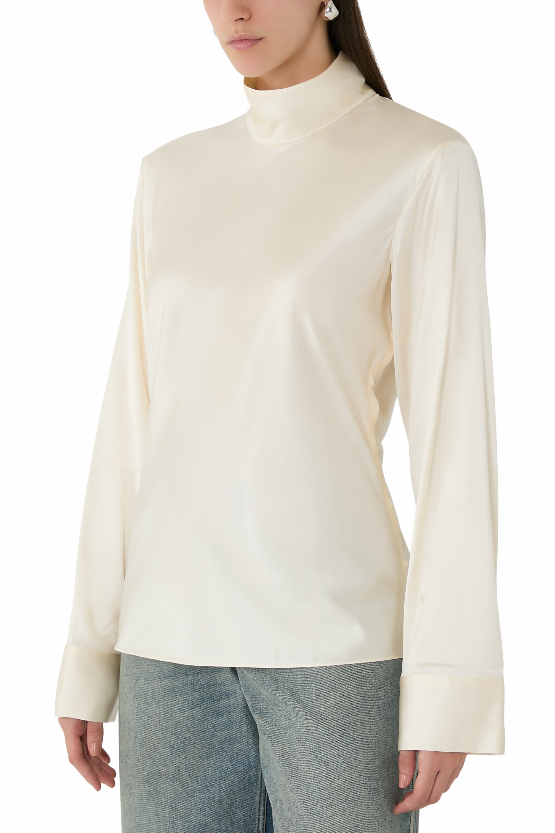 بلوزة بأكتاف مكشوفة ستان