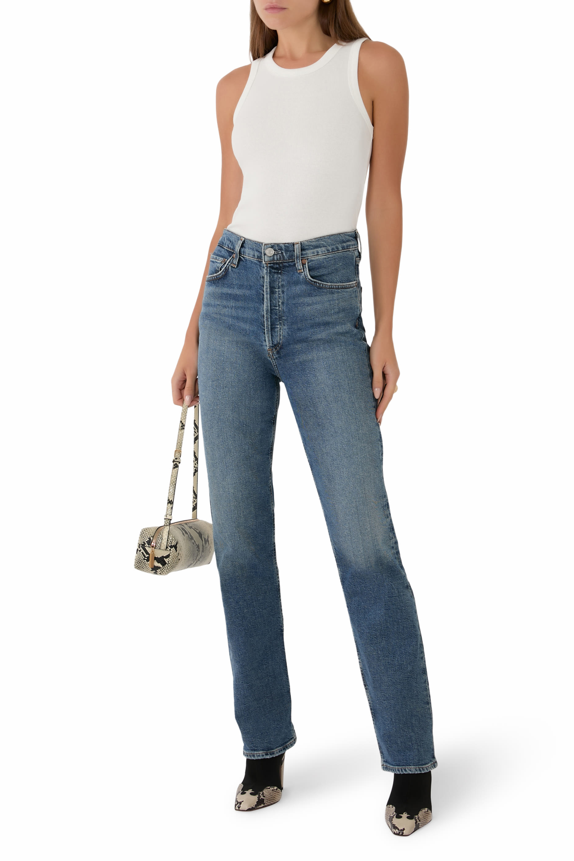 بنطال جينز بقصة مستقيمة بخصر مرتفع وخصر ضيق، مستوحى من التسعينيات.