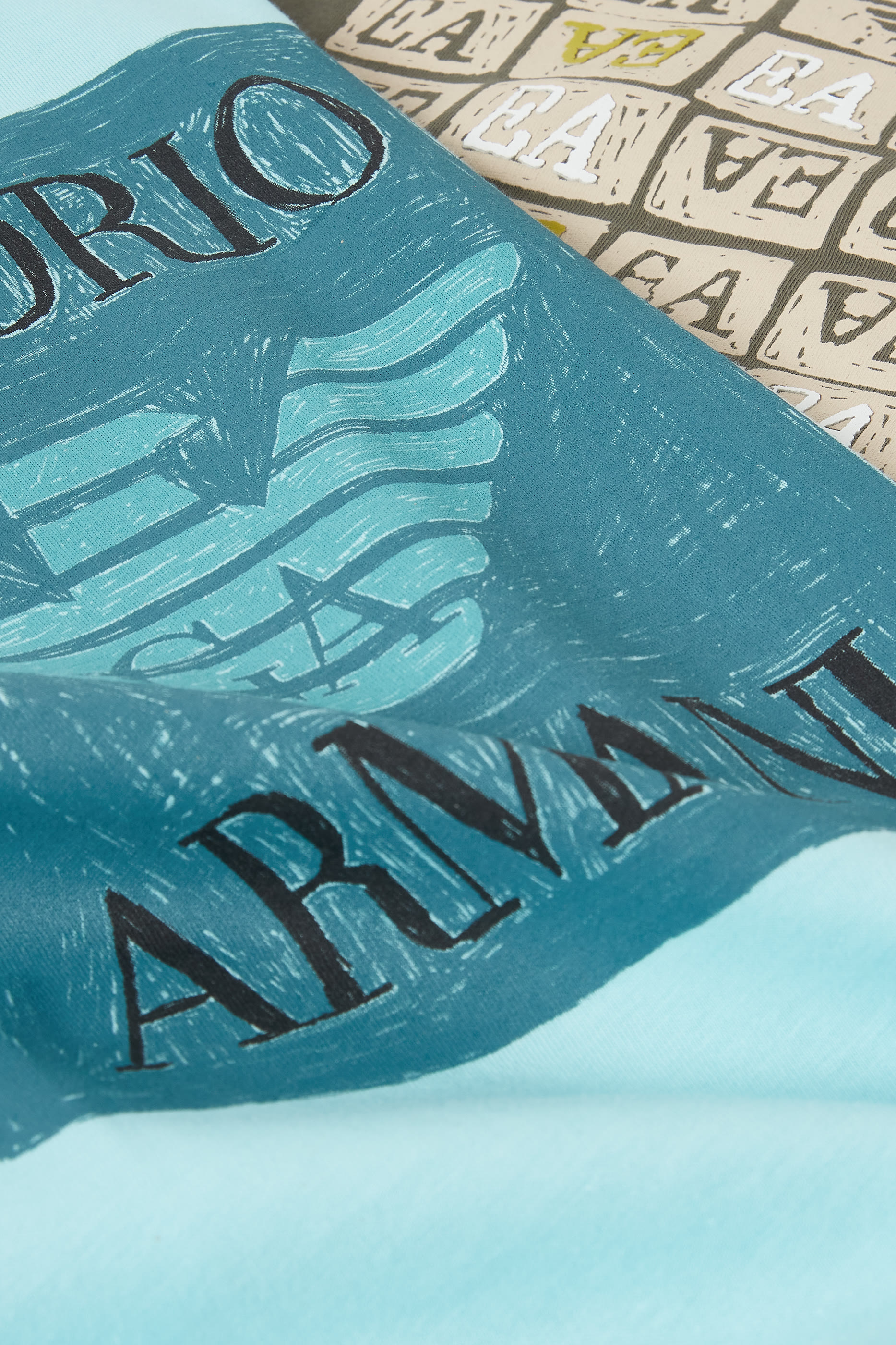 طقم تيشيرت بشعار الماركة للأطفال قطعتين