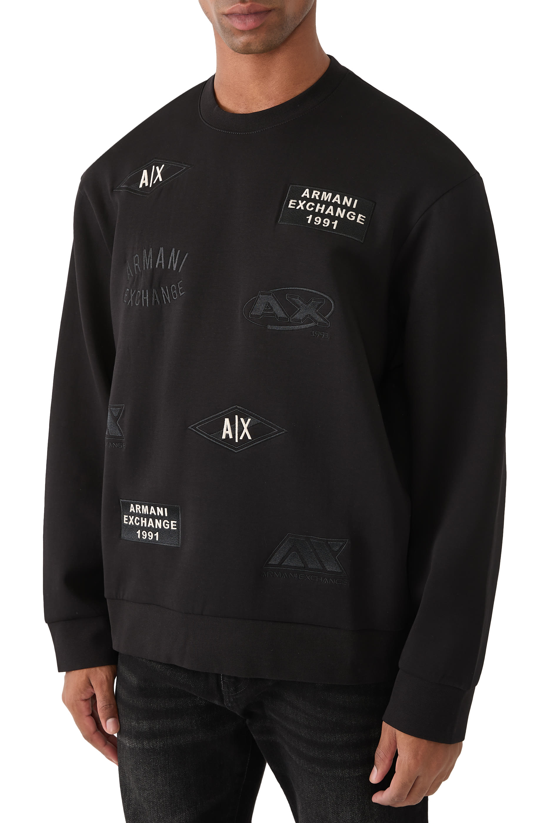 سويت شيرت بنقشات مختلفة لشعار الماركة