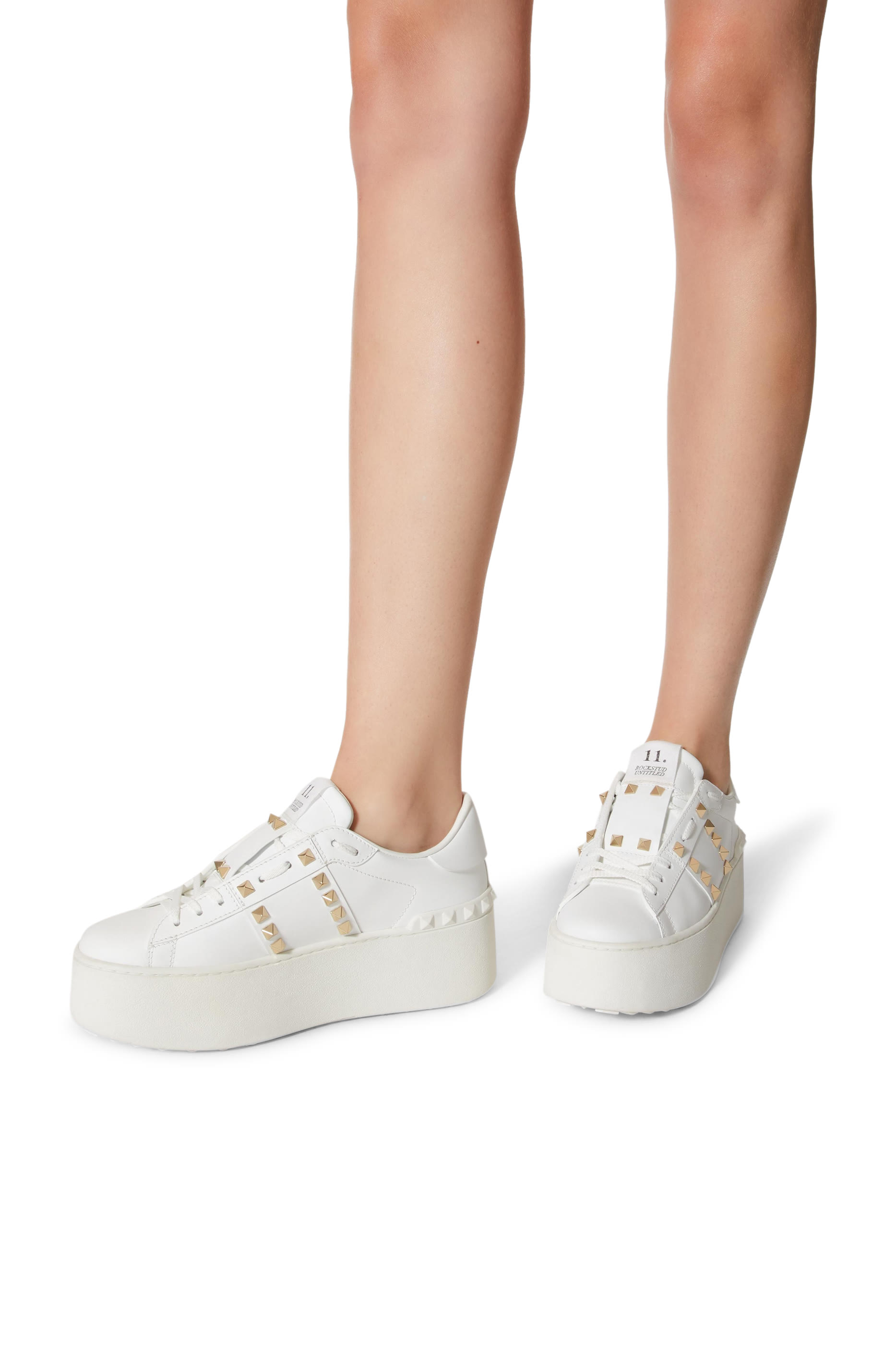 سنيكرز فالنتينو غارافاني بنعل مسطح 57 مم بحلى هرمية من جلد العجل