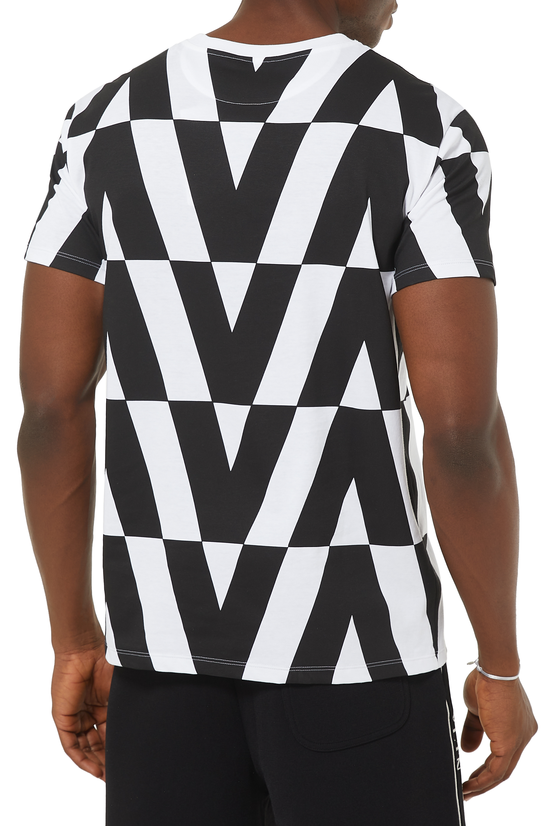 تي شيرت بنقشة ماكرو أوبتيكال بشعار الماركة