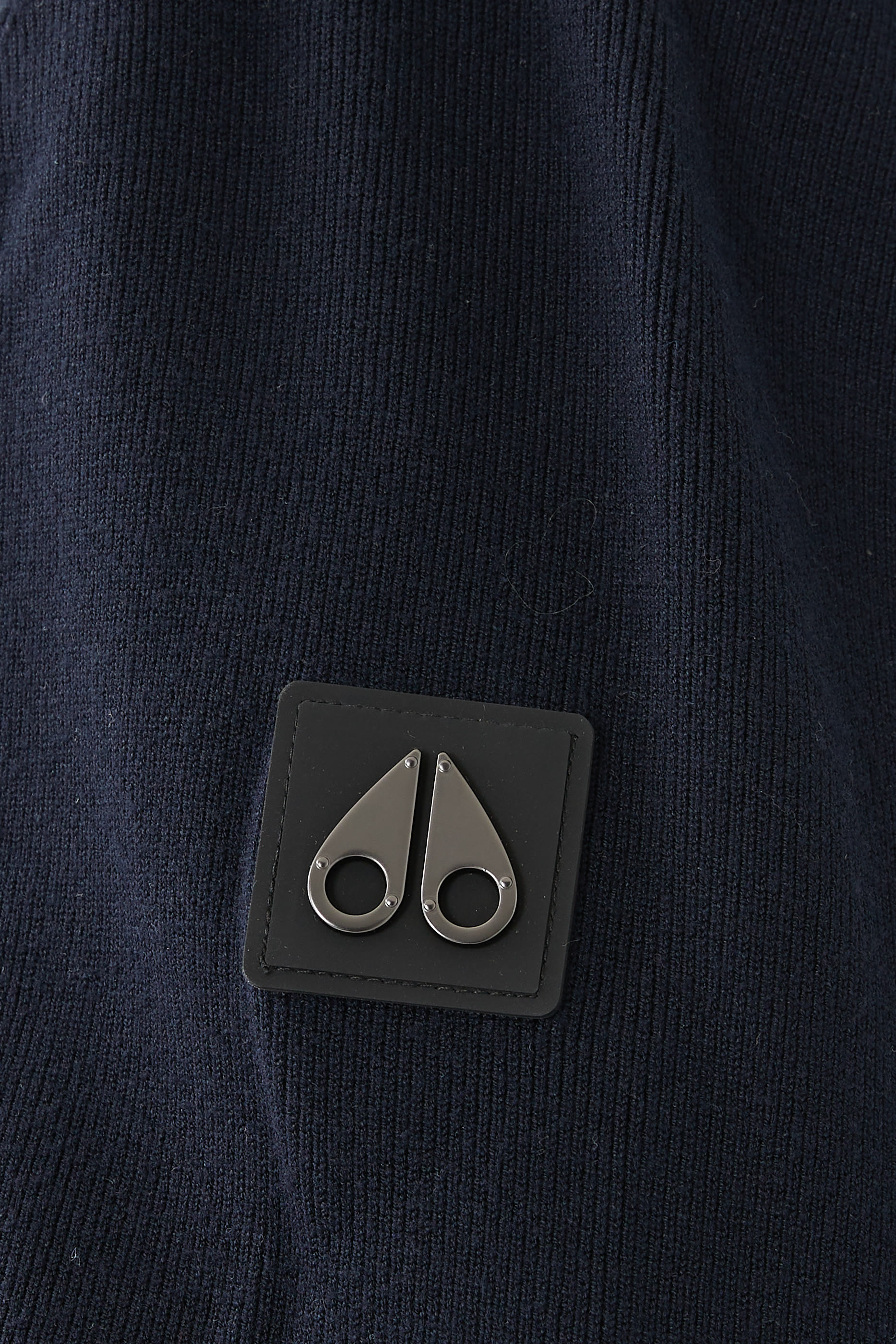 جاكيت بنقشة رخامية وتصميم قميص من خامات مختلفة