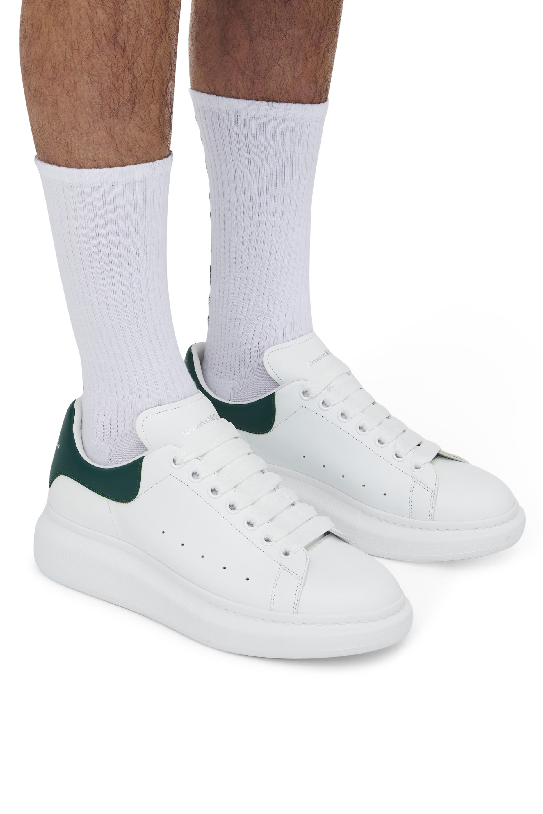 سنيكرز بكاحل منخفض وشعار الماركة