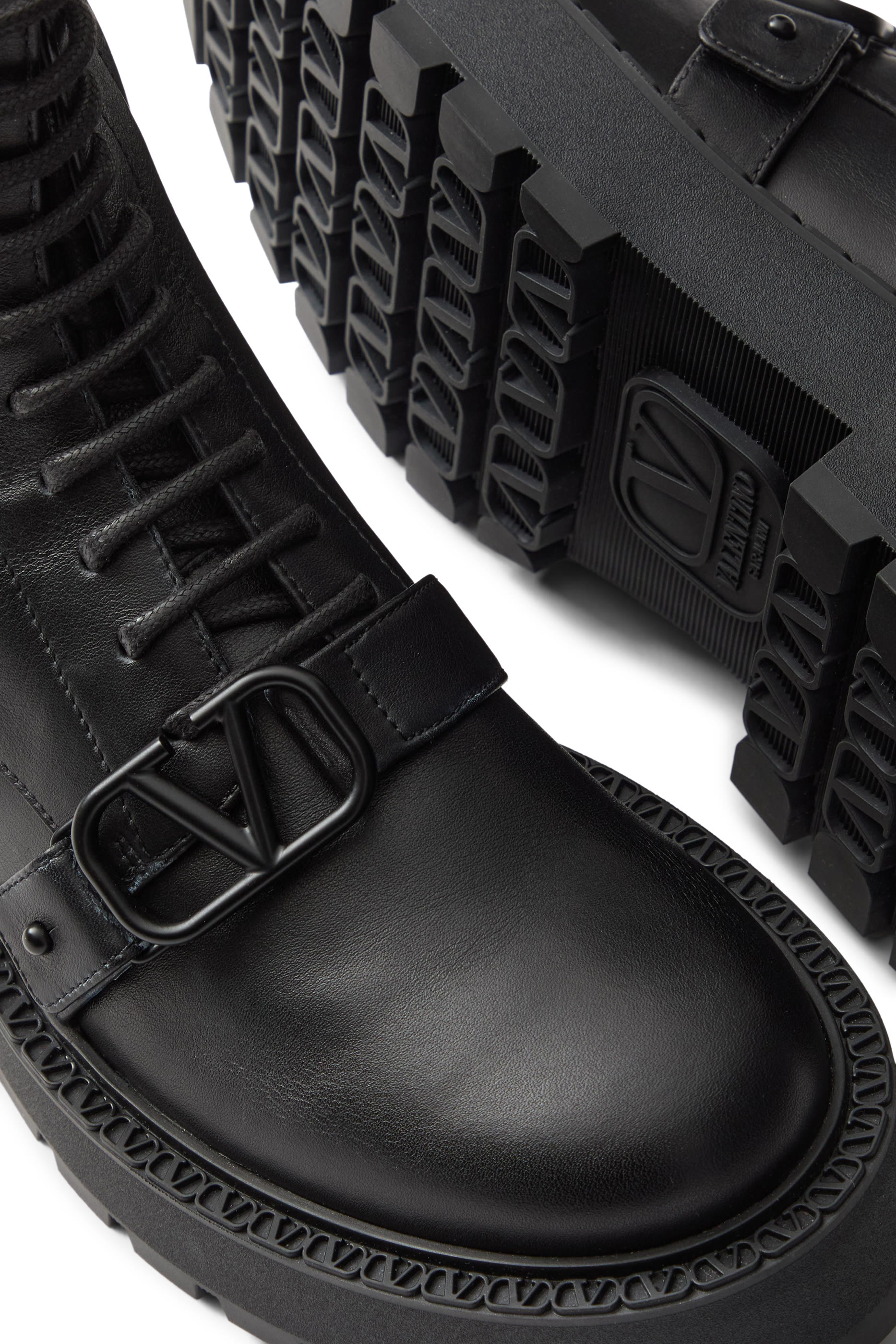 حذاء بوت فالنتينو غارافاني 45بتصميم عسكري جلد عجل