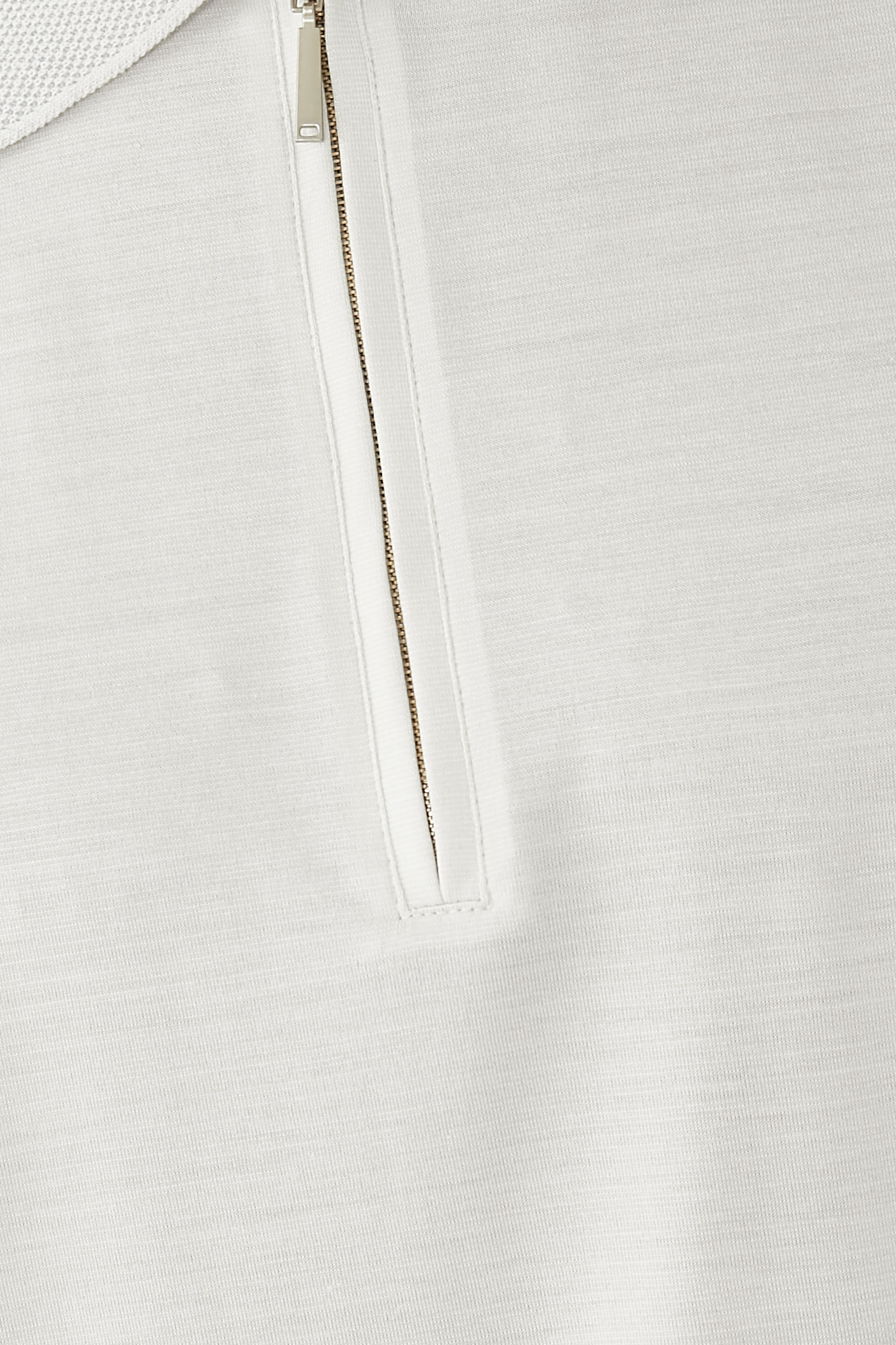 قميص بولو مع ياقة بسحاب