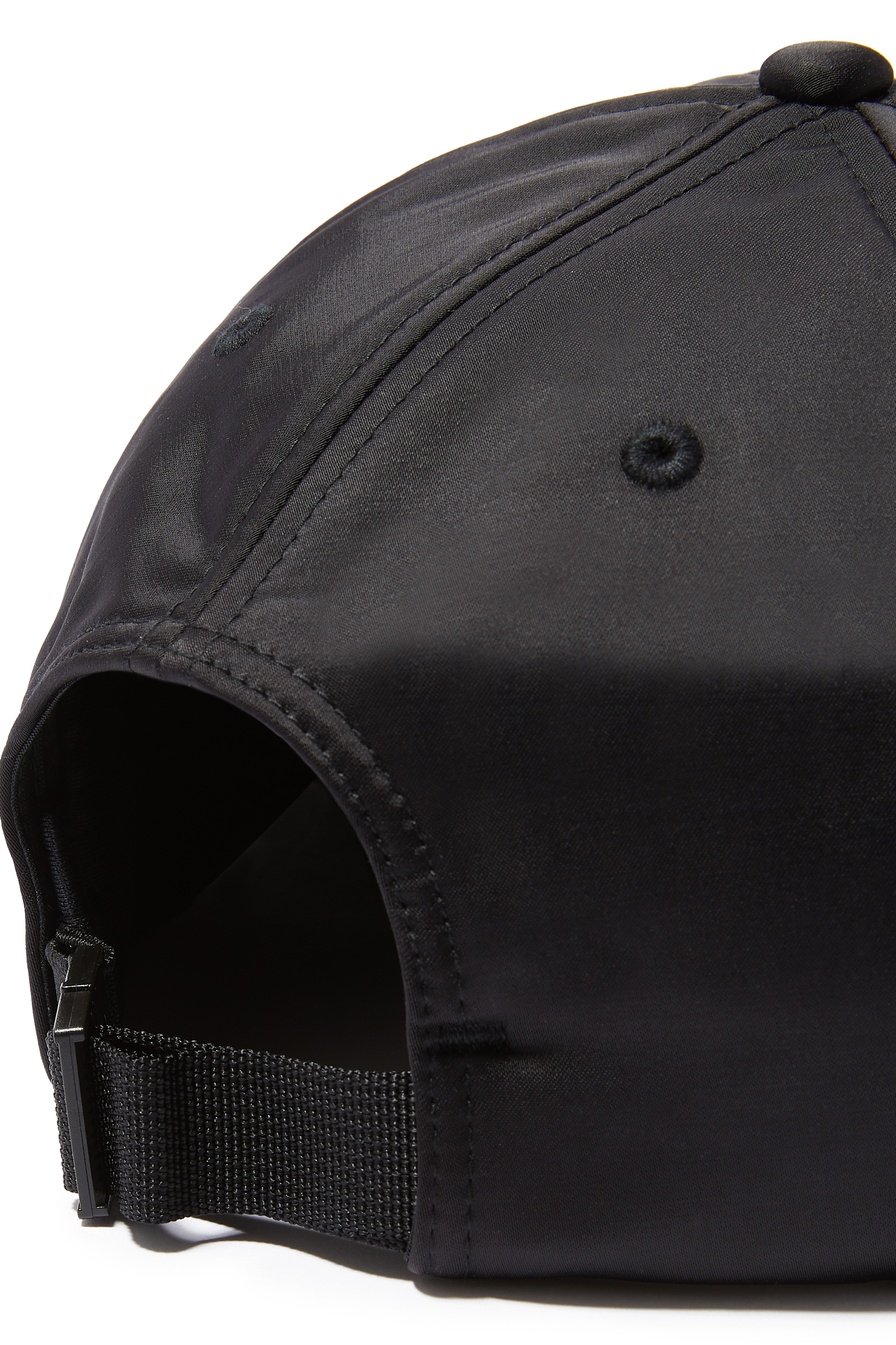 كاب بخط محفور بشعار الماركة ستان