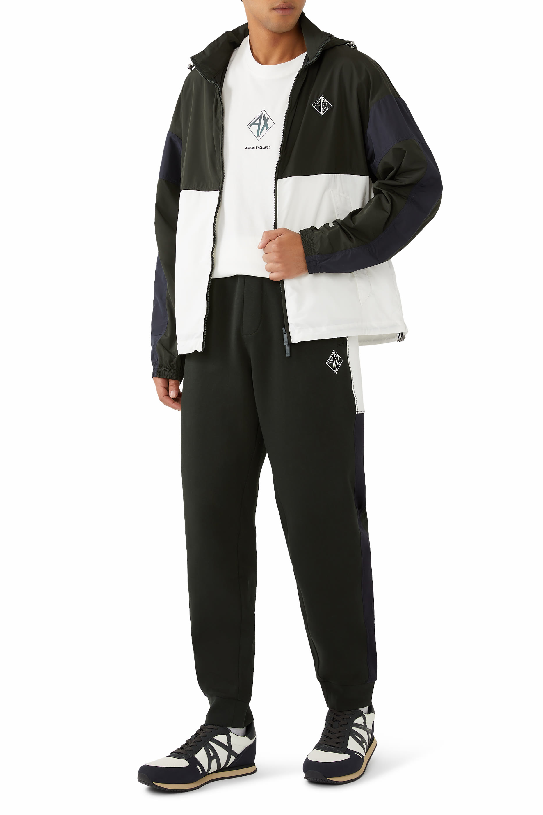 تيشيرت بقصة عادية وشعار الماركة