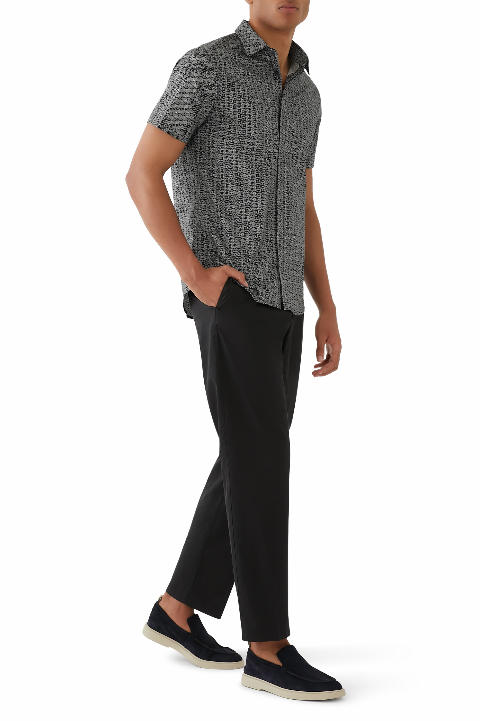 قميص بقصة ضيقة بأكمام قصيرة