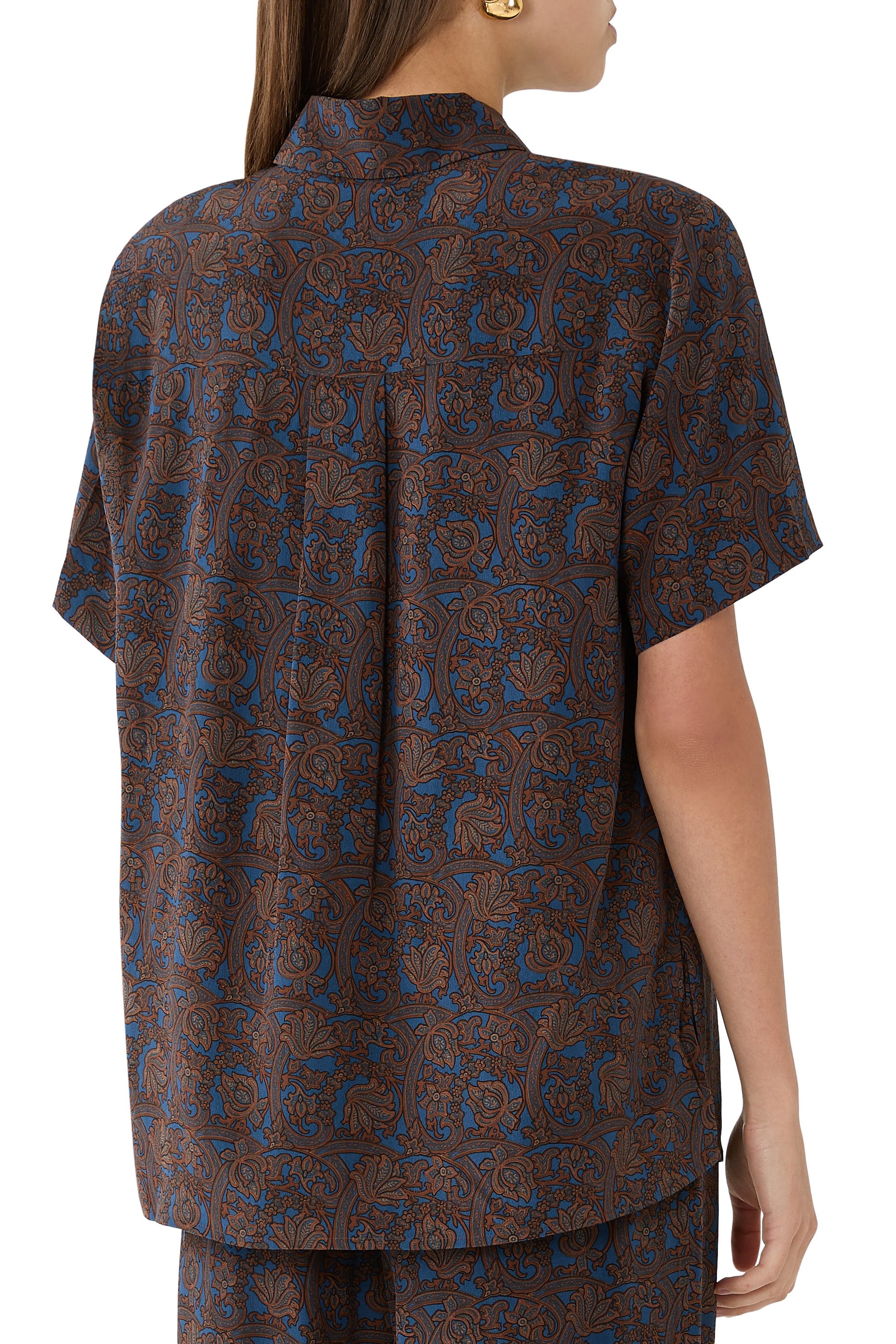 قميص بقصة فضفاضة بأكمام قصيرة