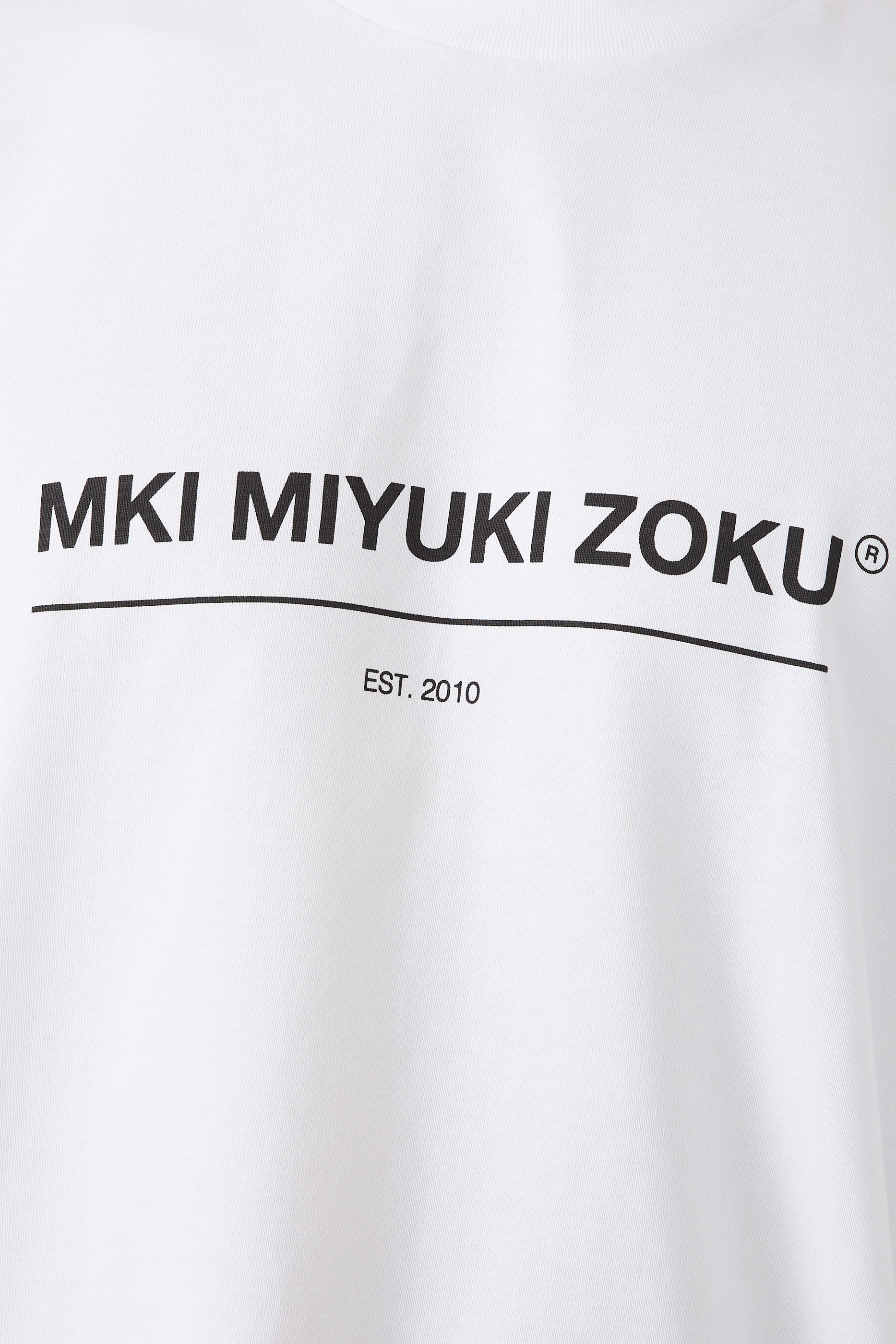 تيشيرت بشعار الماركة خطي  