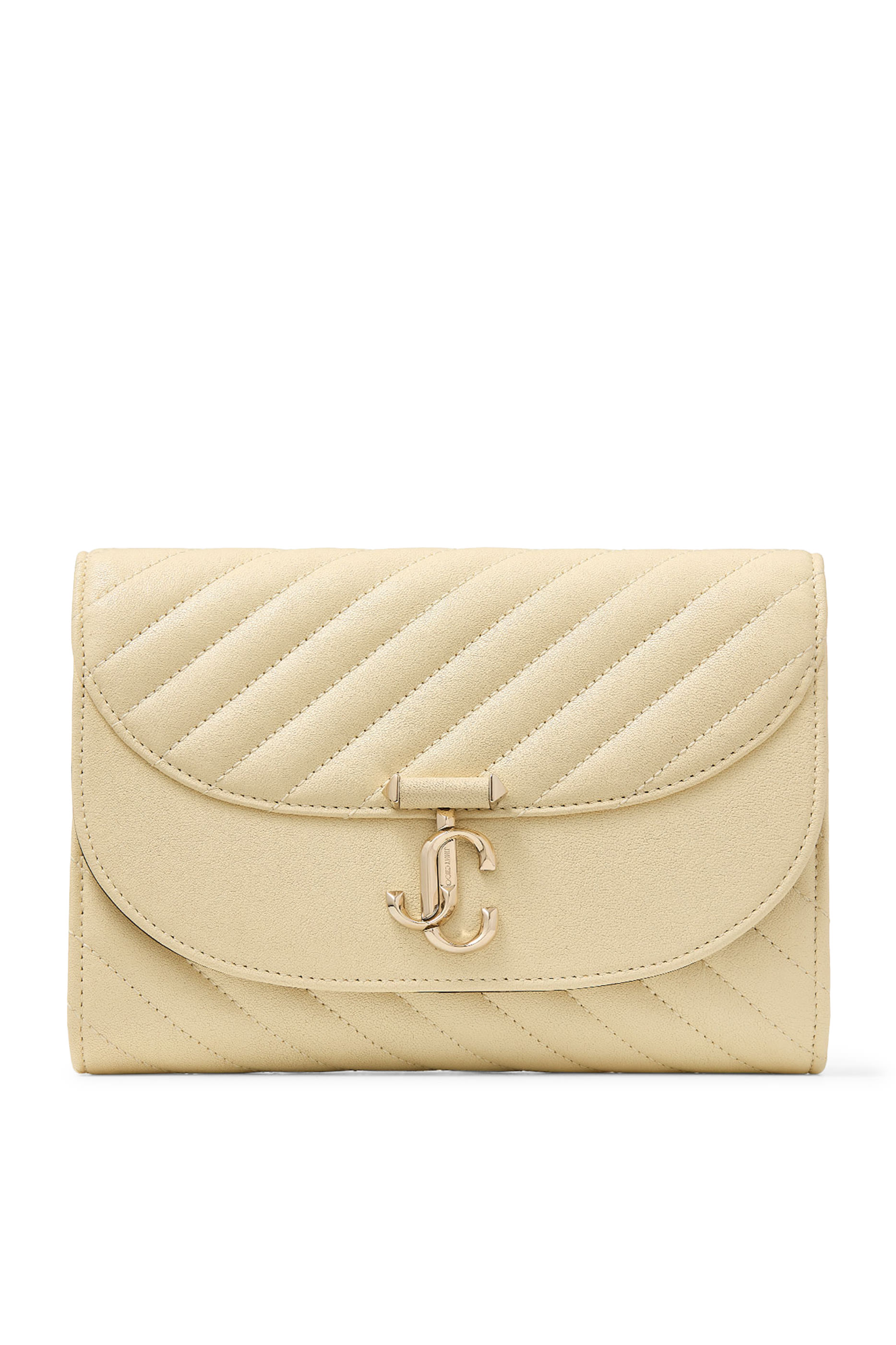 كلاتش بتصميم منحنى بشعار الماركة