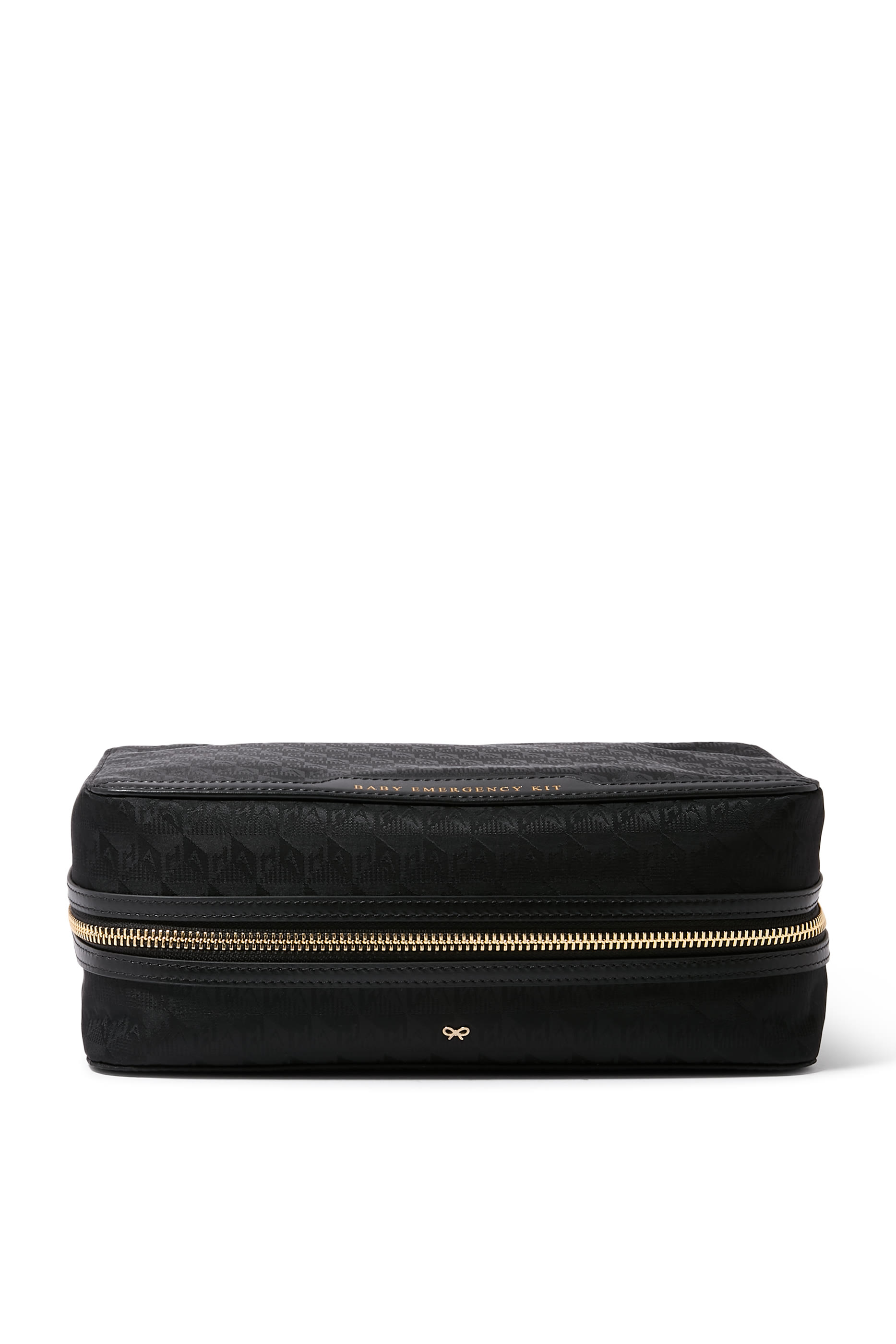 حقيبة صغيرة بشعار الماركة ونقشة عبارة بايبي ايمرجنسي كيت