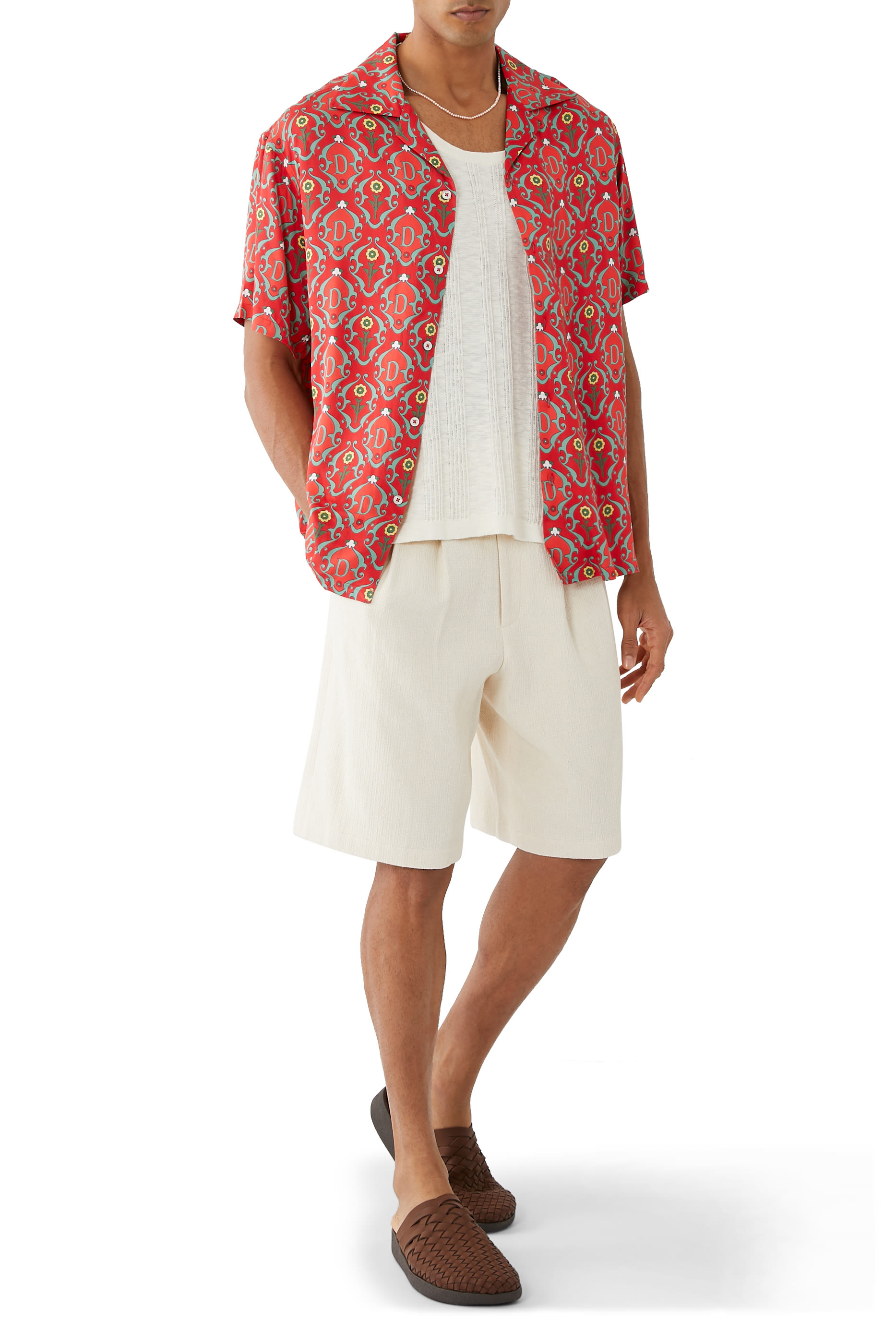 قميص بأكمام قصيرة وطبعات