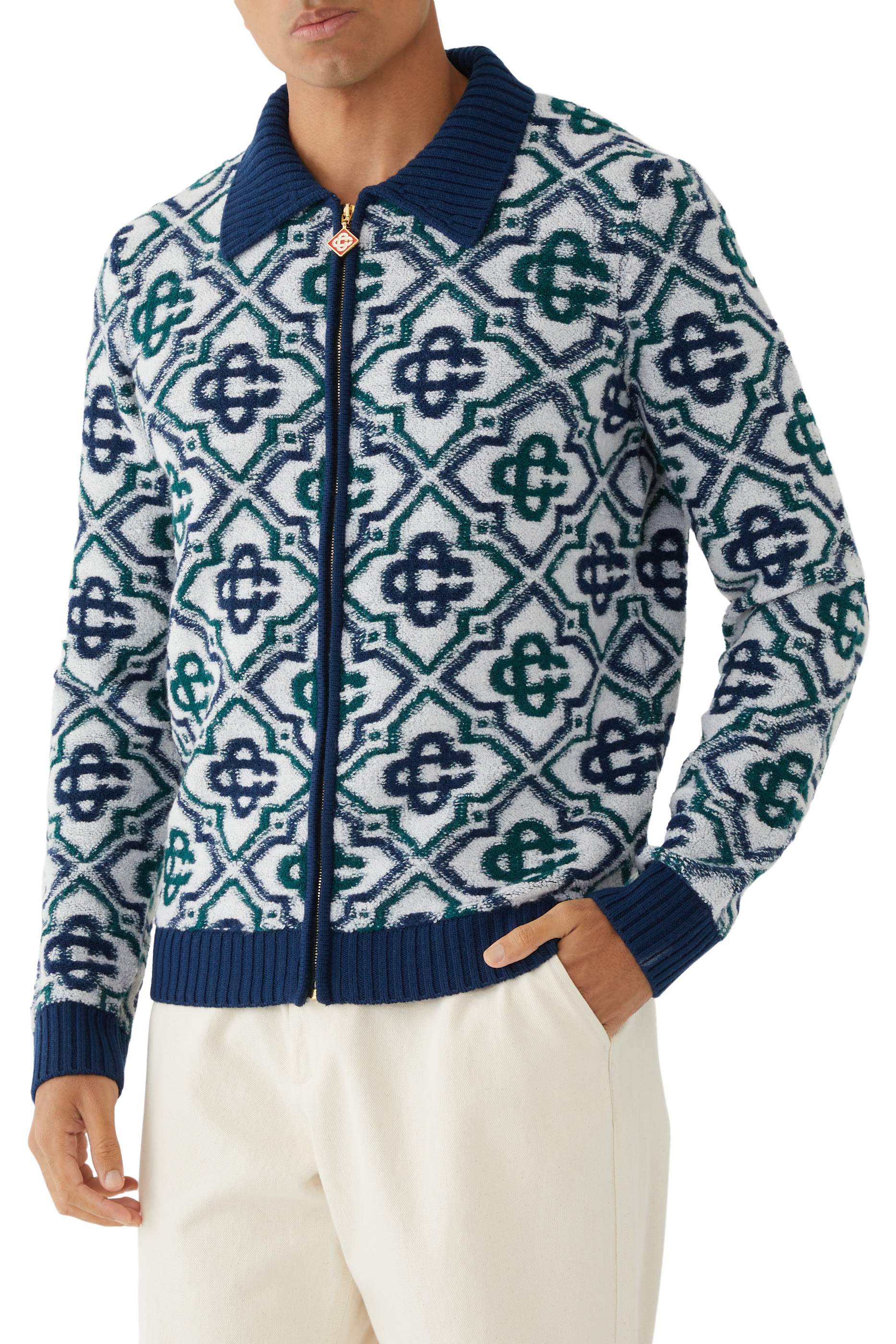 سترة مزينة بحروف شعار الماركة بسحاب