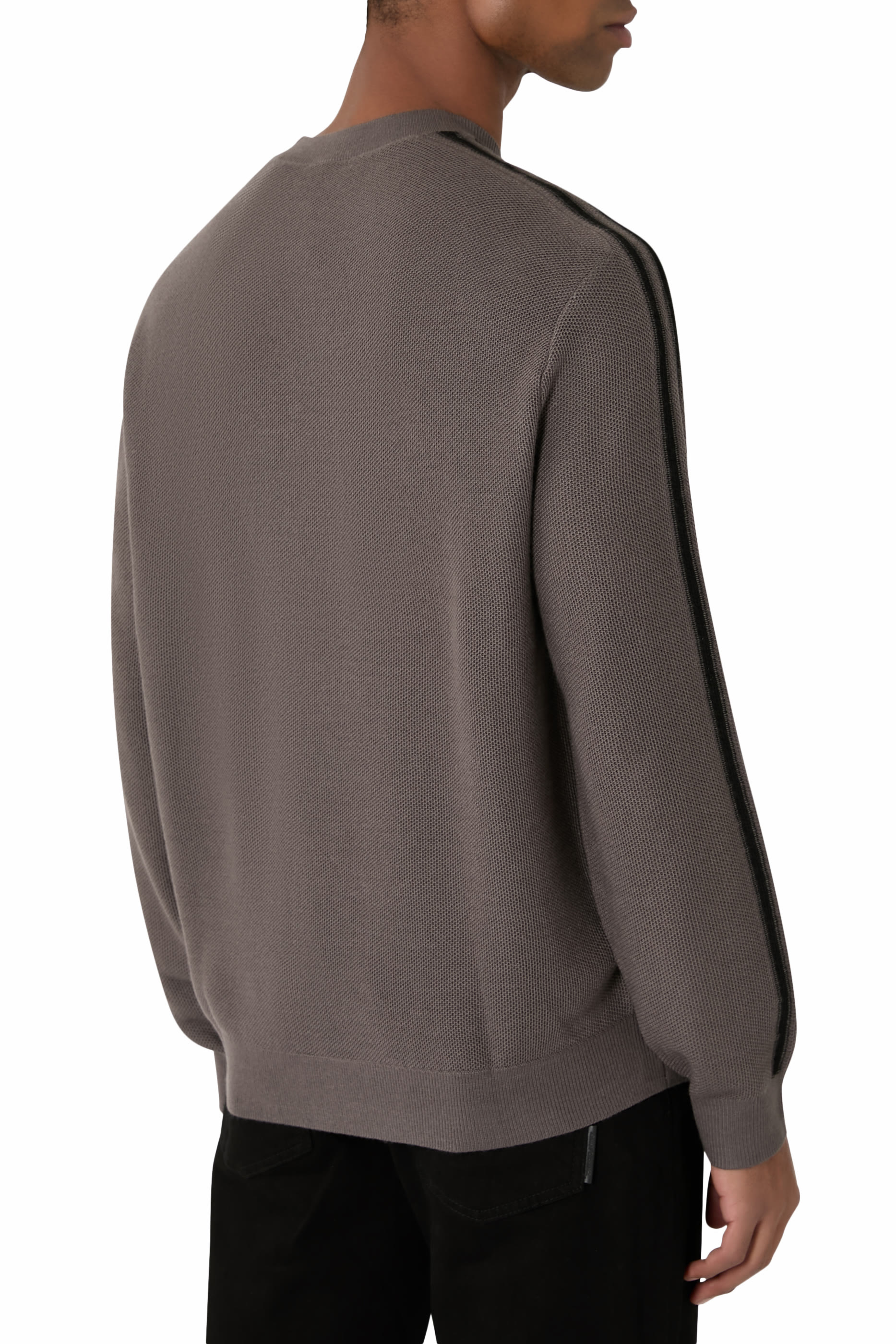 كنزة بياقة ضيقة وأكمام طويلة