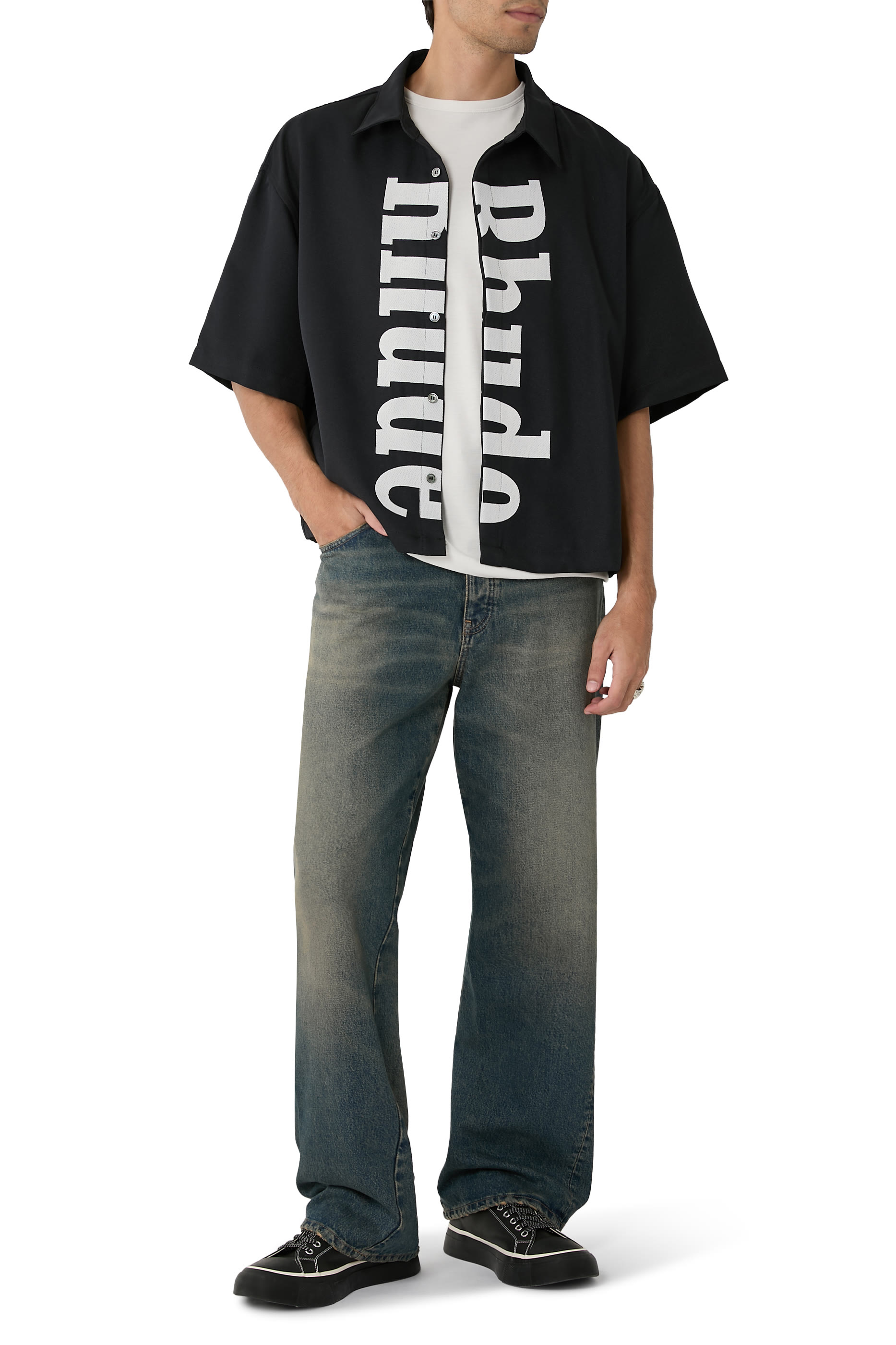 قميص بأزرار مزين بشعار الماركة