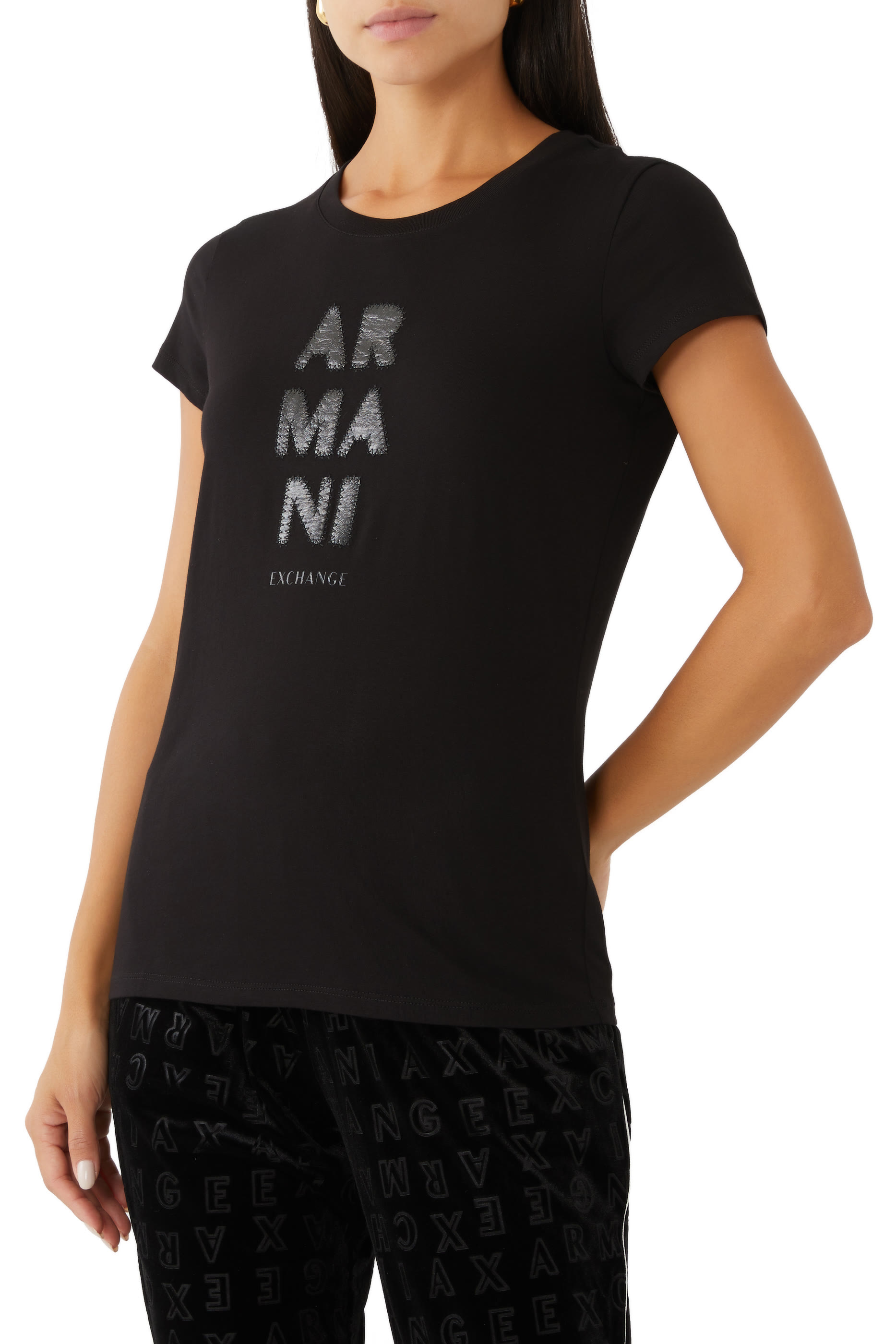 تيشيرت بقصة ضيقة وياقة ضيقة