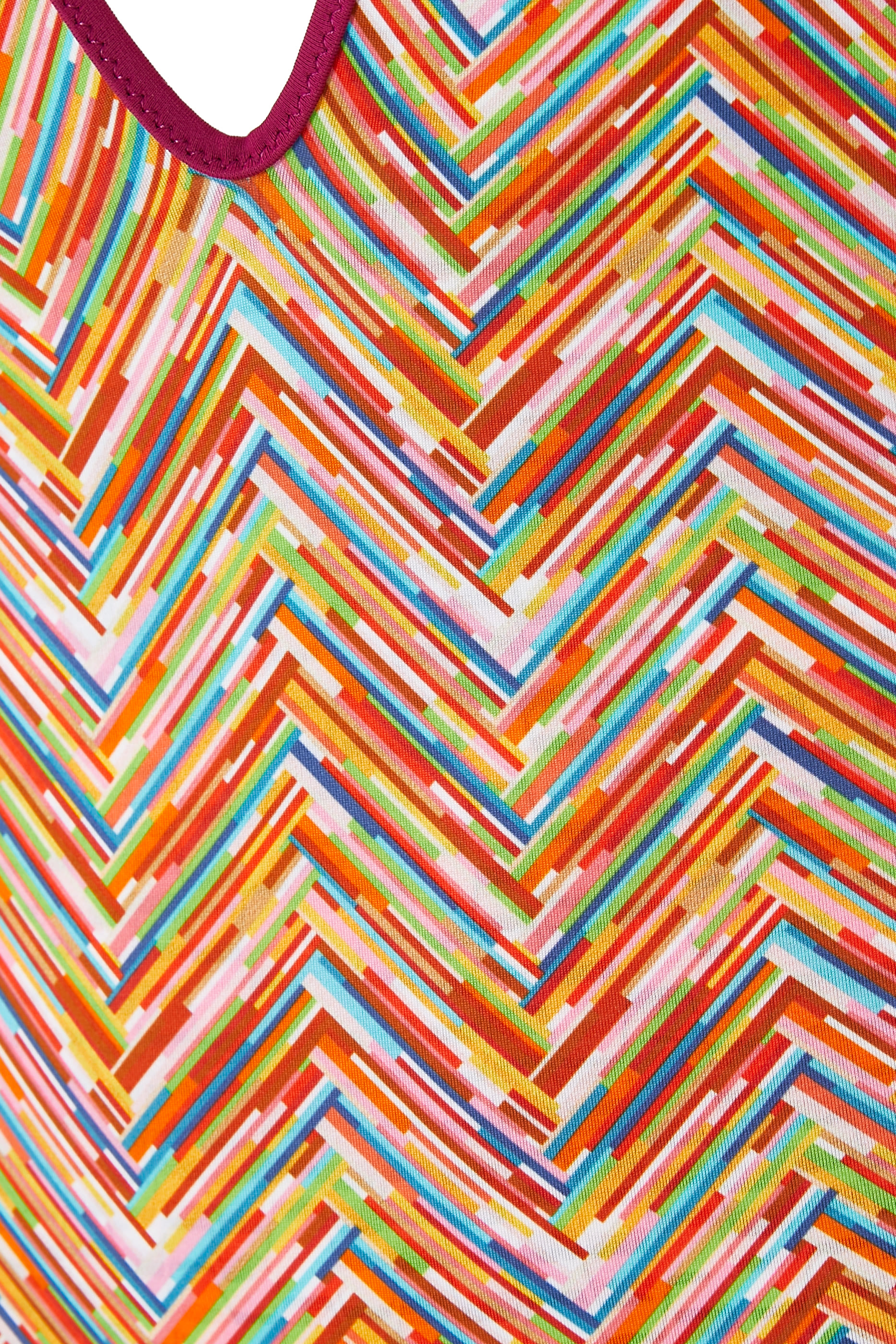 بدلة سباحة بتصميم قطعة واحدة بنقشة خطوط متعرجة شيفرون