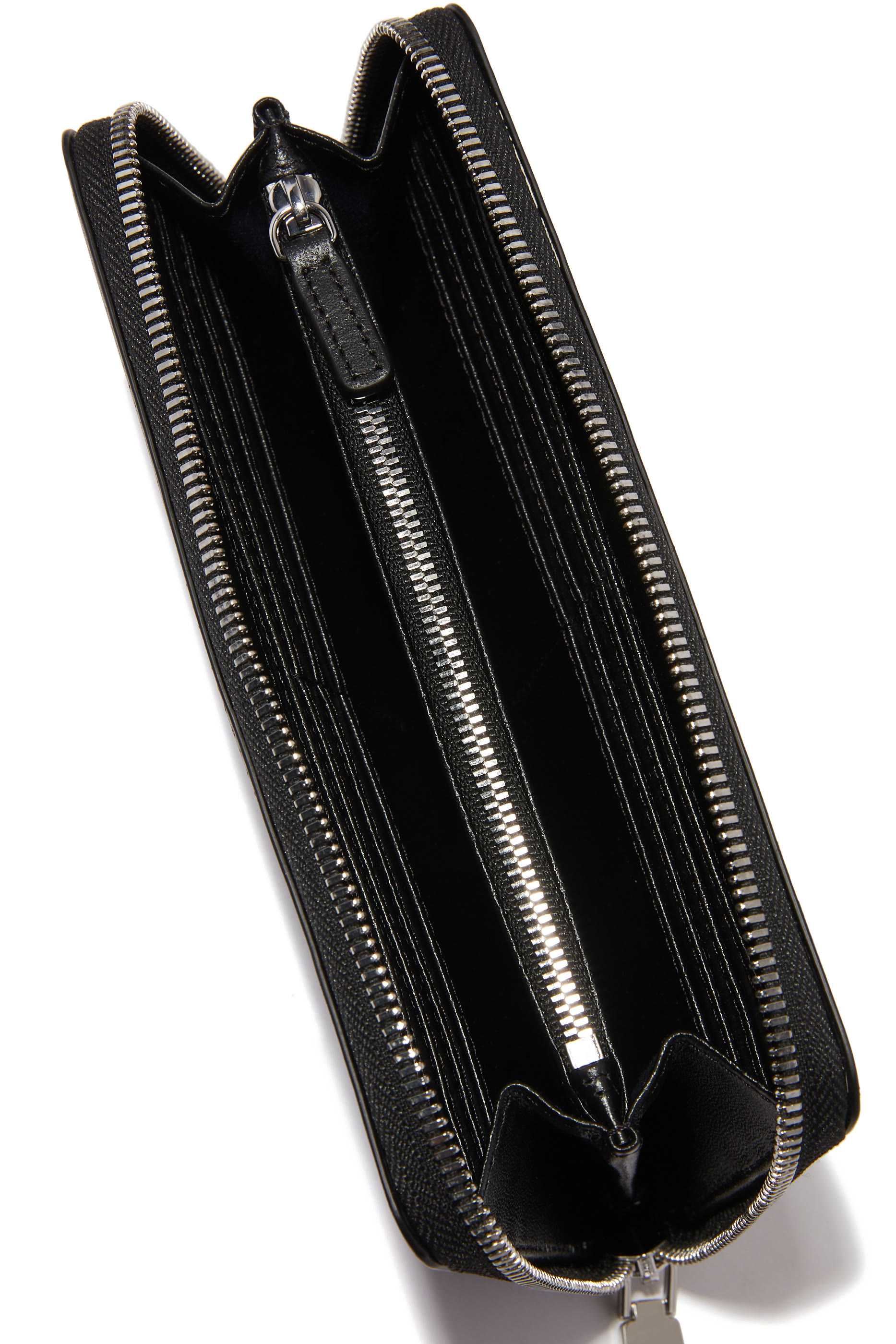 محفظة كبيرة بسحّاب محيط بشعار الماركة