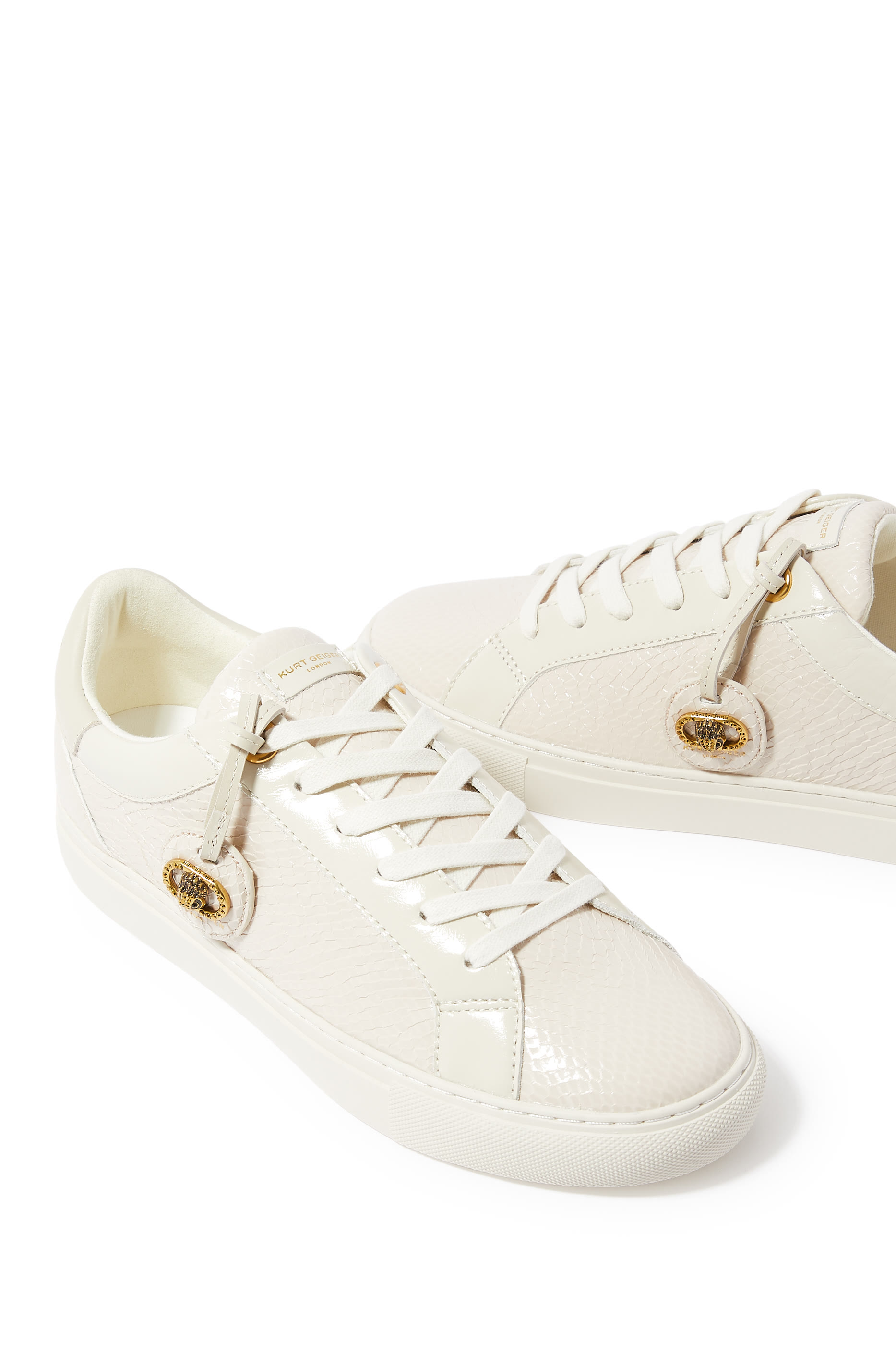 سنيكرز تشيلسيا بشارة بشعار الماركة