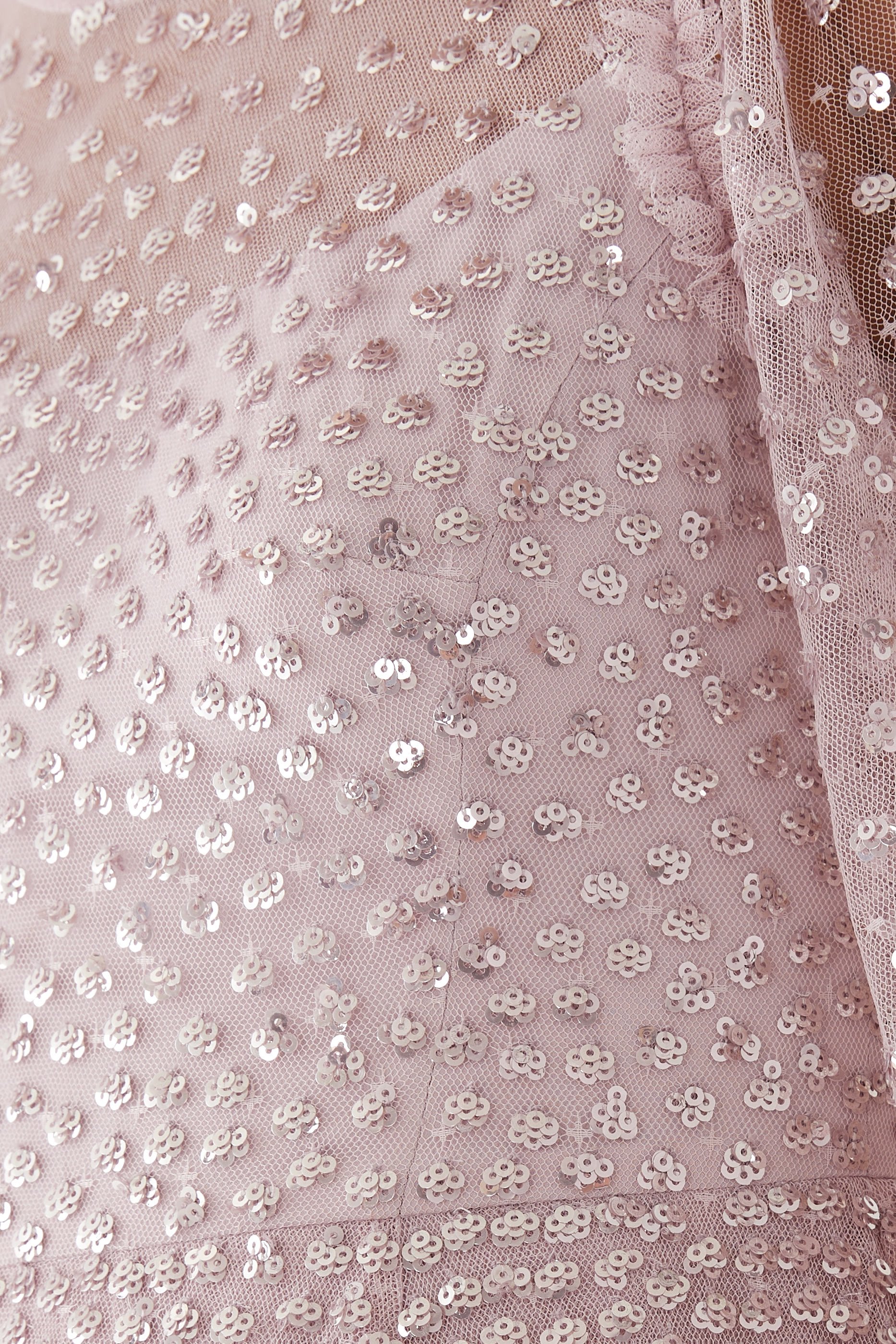 فستان بطول الكاحل وياقة مستديرة وتطريزات نقاط متناثرة