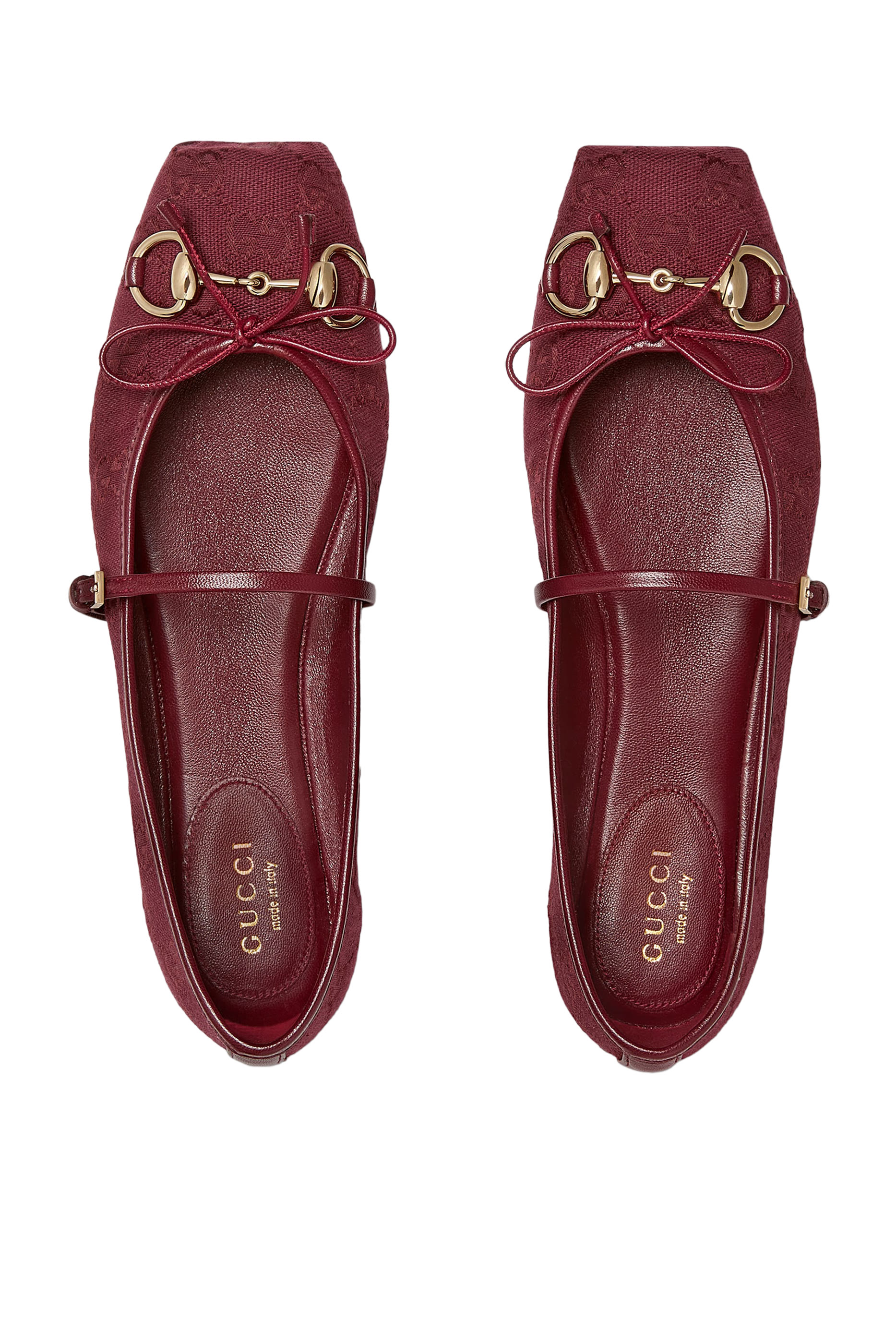 حذاء بالرينا بنعل مسطح وشعار الماركة